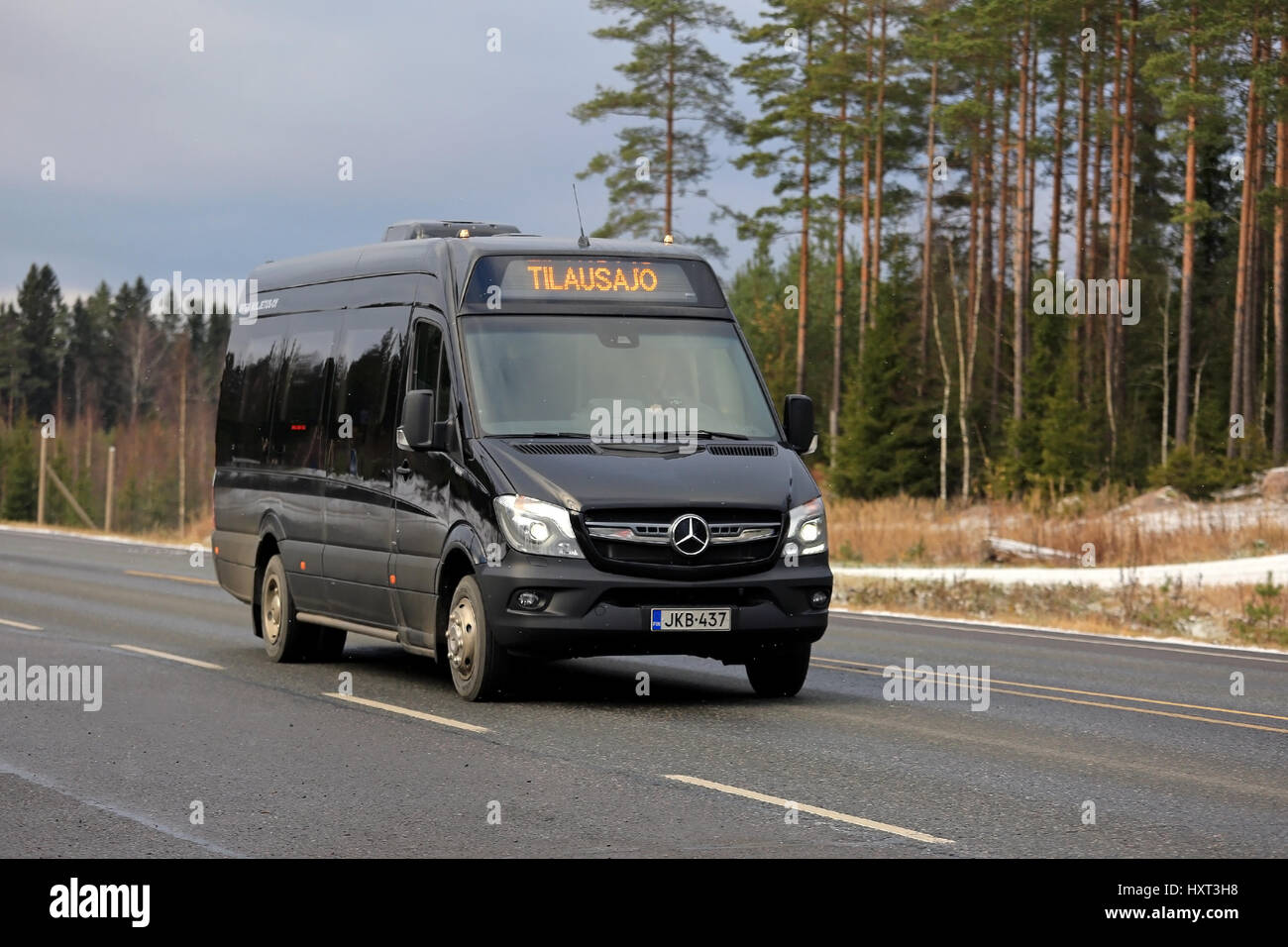 LOUKKU, Finnland - 5. November 2016: Schwarz Mercedes-Benz Minibus fährt entlang Autobahn in hellen frühen Winter Schneefall im Süden von Finnland. Stockfoto