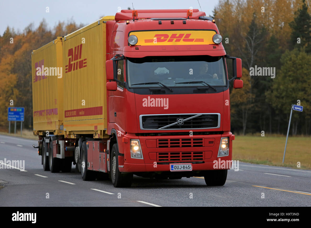 KAARINA, Finnland - 14. Oktober 2016: Transportwagen rot Volvo FH DHL liefert Ware im Süden von Finnland. DHL Express ist ein Geschäftsbereich der deutschen logi Stockfoto