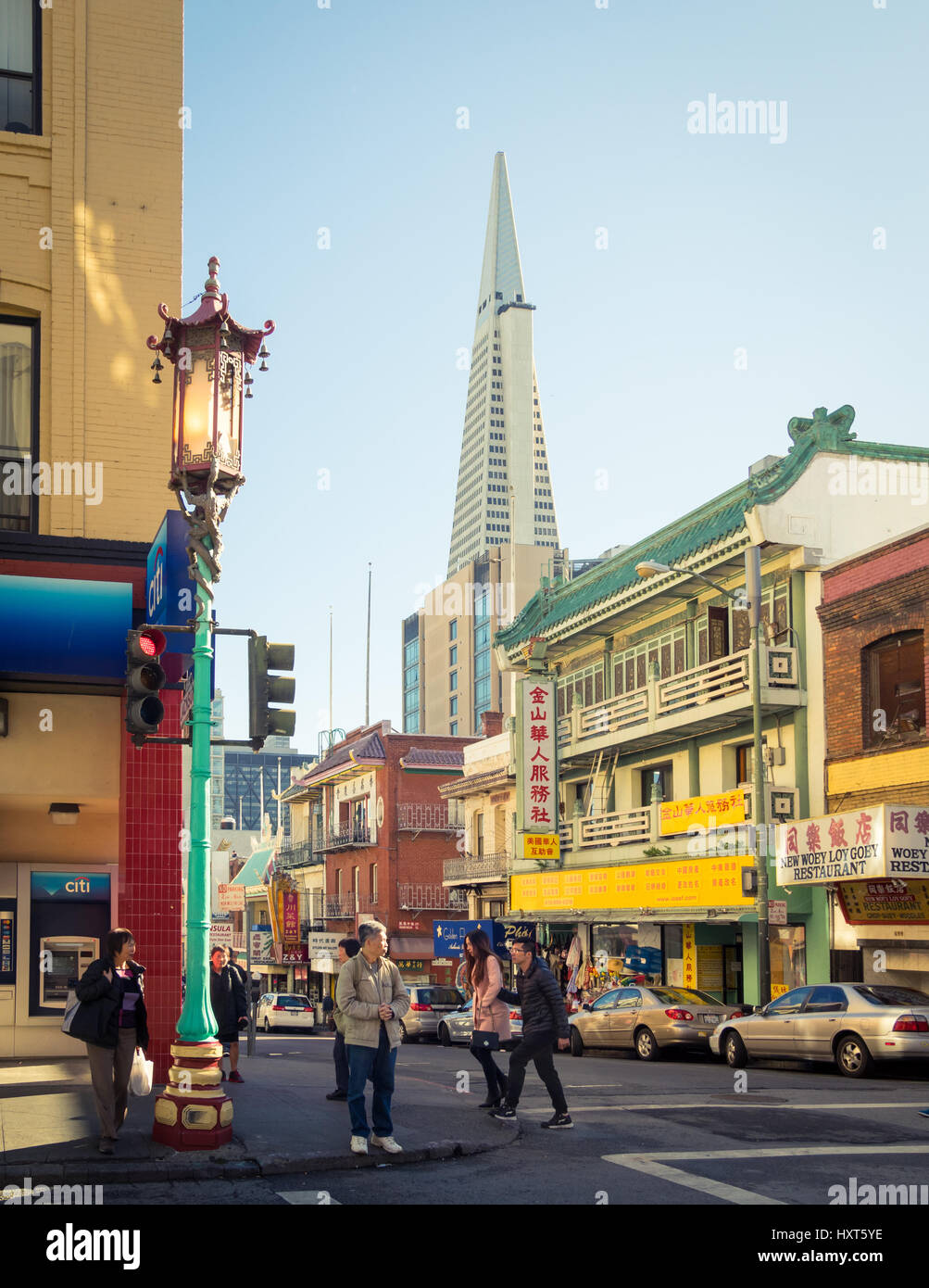 Chinatown in San Francisco, Kalifornien, mit der Transamerica Pyramid rising im Hintergrund. Stockfoto