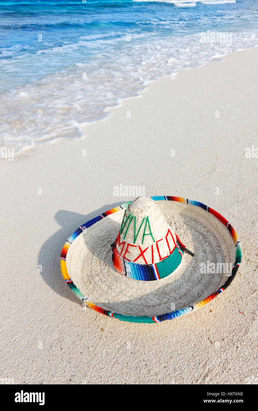 Mexikanischen Sombrero am Sandstrand Stockfoto