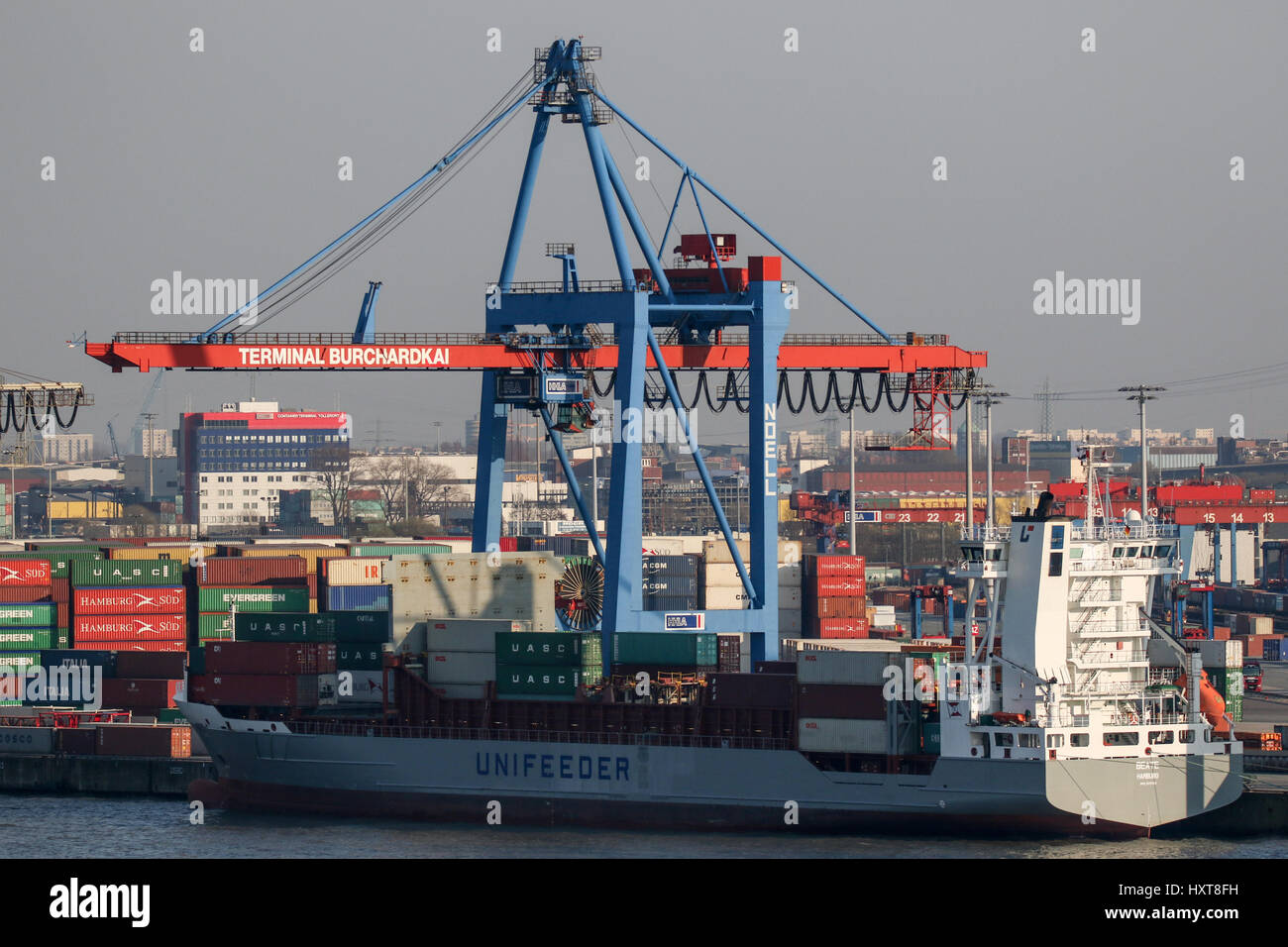 Hamburg, Deutschland. 28. März 2017. Der Hamburger Hafen und Logistik (HHLA) Container terminal in Hamburg, Deutschland, 28. März 2017. Das Unternehmen wird seine jährlichen Finanzbericht bald veröffentlichen. Foto: Axel Heimken/Dpa/Alamy Live News Stockfoto