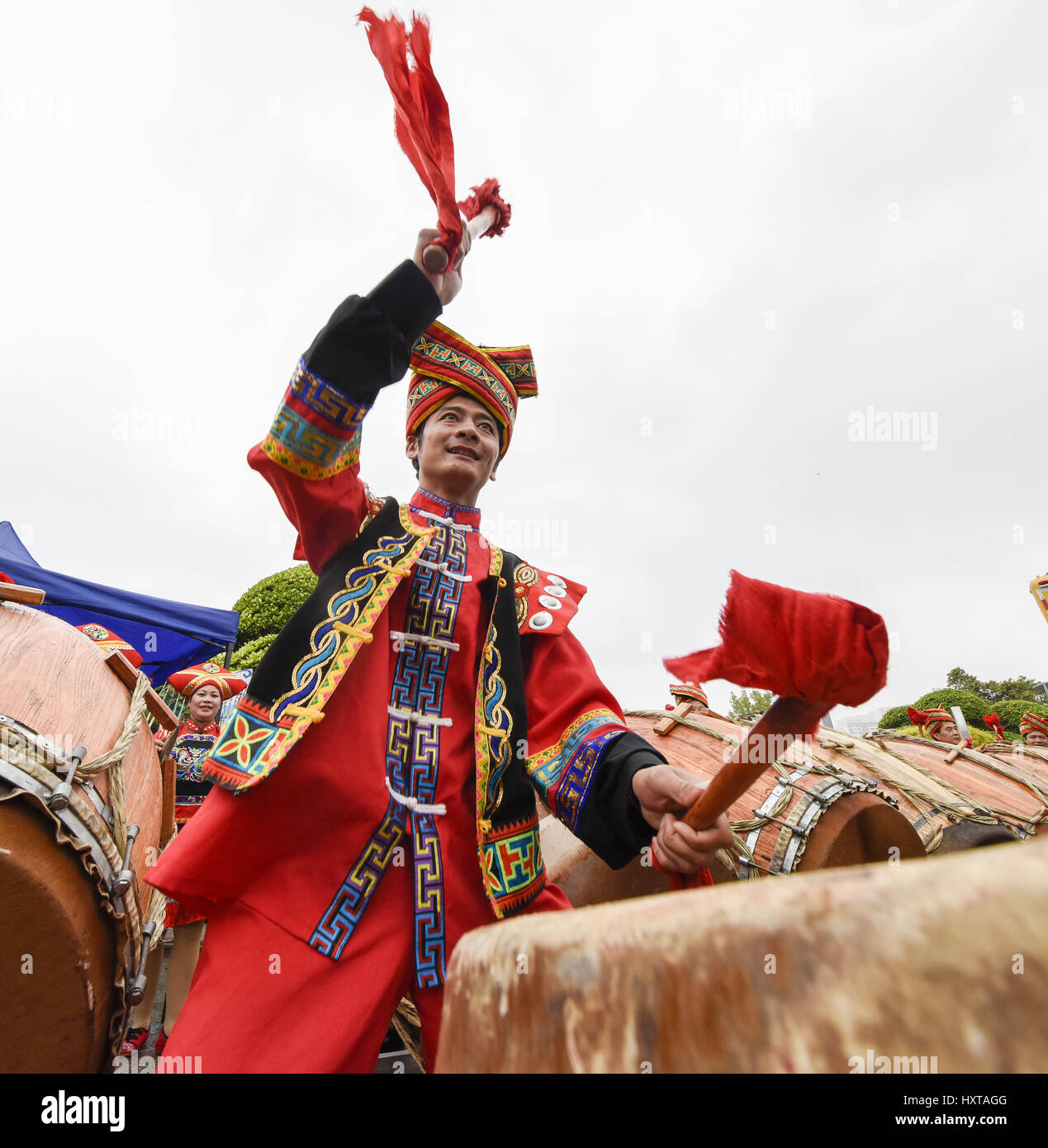 Nanning, Nanning, China. 30. März 2017. Feiern für die kommende 3. März oder Shangsi Festival, sind in Südwest-China-Guangxi Nanning statt. Shangsi ist ein traditionelles fest, beobachtet von den chinesischen ethnischen Gruppen einschließlich Han und Zhuang, zur Abwehr von bösen Geistern, Naturkatastrophen, und betet für Söhne und Töchter, Kinder zu haben. Bildnachweis: SIPA Asien/ZUMA Draht/Alamy Live-Nachrichten Stockfoto