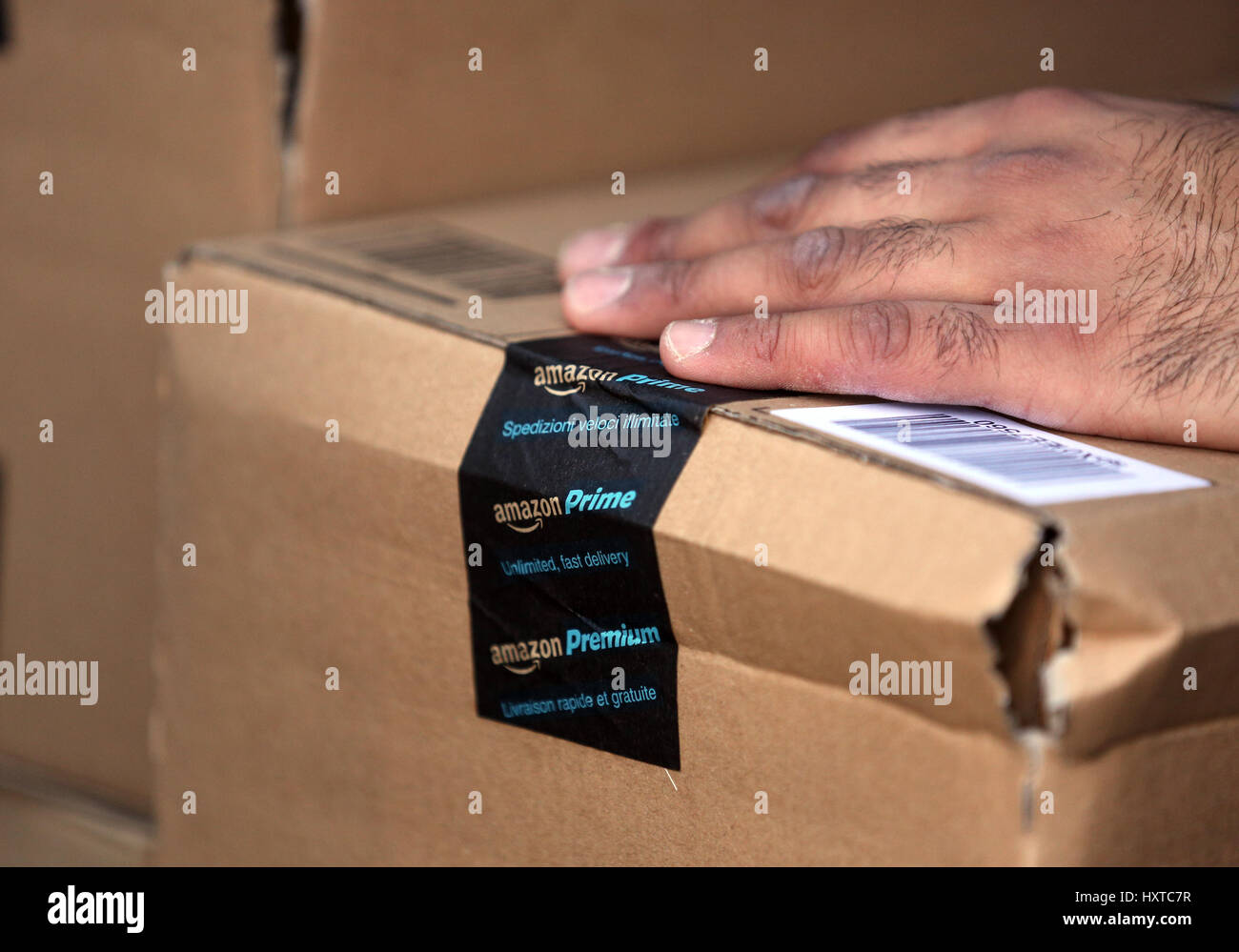 Bochum, Gemrany. 30. März 2017. Ein Mitarbeiter legt eine "Amazon Prime Aufkleber auf ein Paket in das neue Logistikzentrum von Amazon in Bochum, Gemrany, 30. März 2017. Von hier aus liefern Amazon Logistik mehrere Postleitzahlen in Bochum und vierzehn andere Ruhr Region Stadt am selben Tag wie Bestellungen aufgegeben werden. Das neue Logistikzentrum von Amazon Logistik ist 8.300 Quadratmetern und beschäftigt rund 60 Mitarbeiter. Foto: Ina Fassbender/Dpa/Alamy Live News Stockfoto