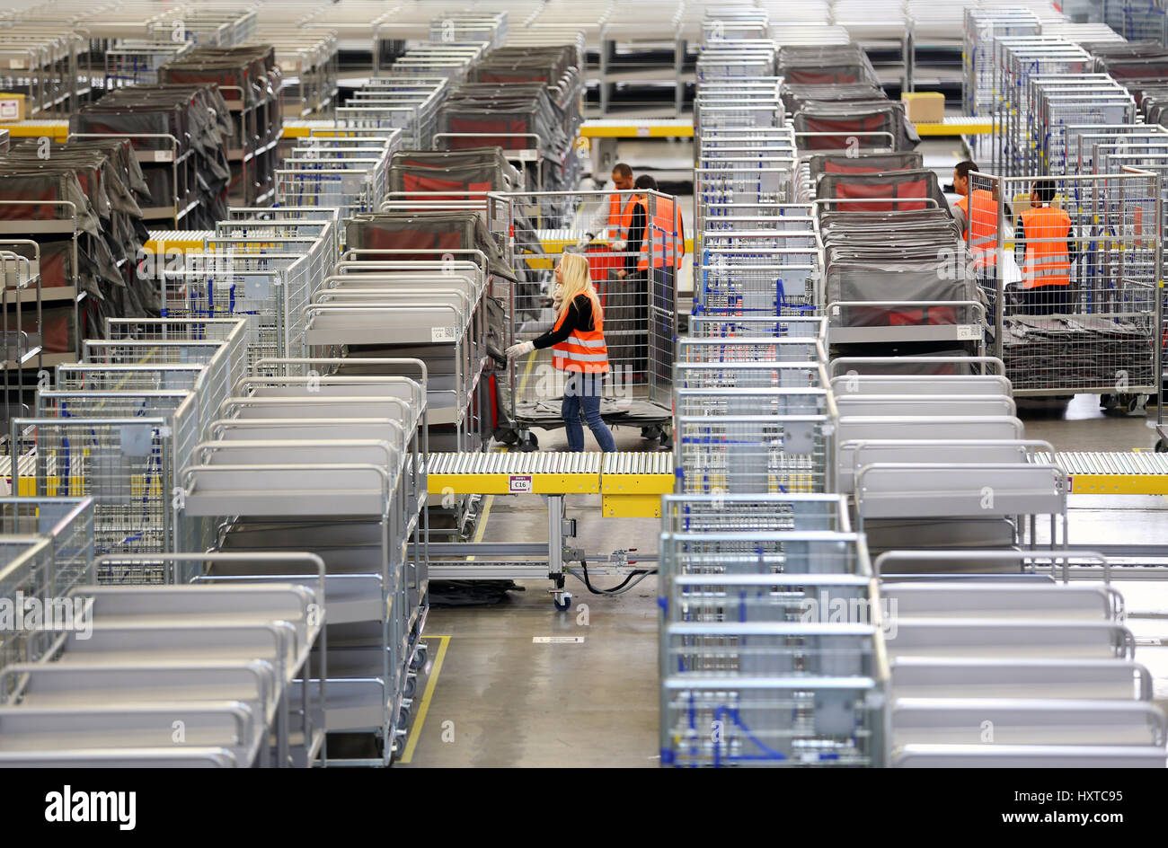 Bochum, Gemrany. 30. März 2017. Mitarbeiter in das neue Logistikzentrum von  Amazon in Bochum, Gemrany, 30. März 2017. Von hier aus liefern Amazon  Logistik mehrere Postleitzahlen in Bochum und vierzehn andere Ruhr