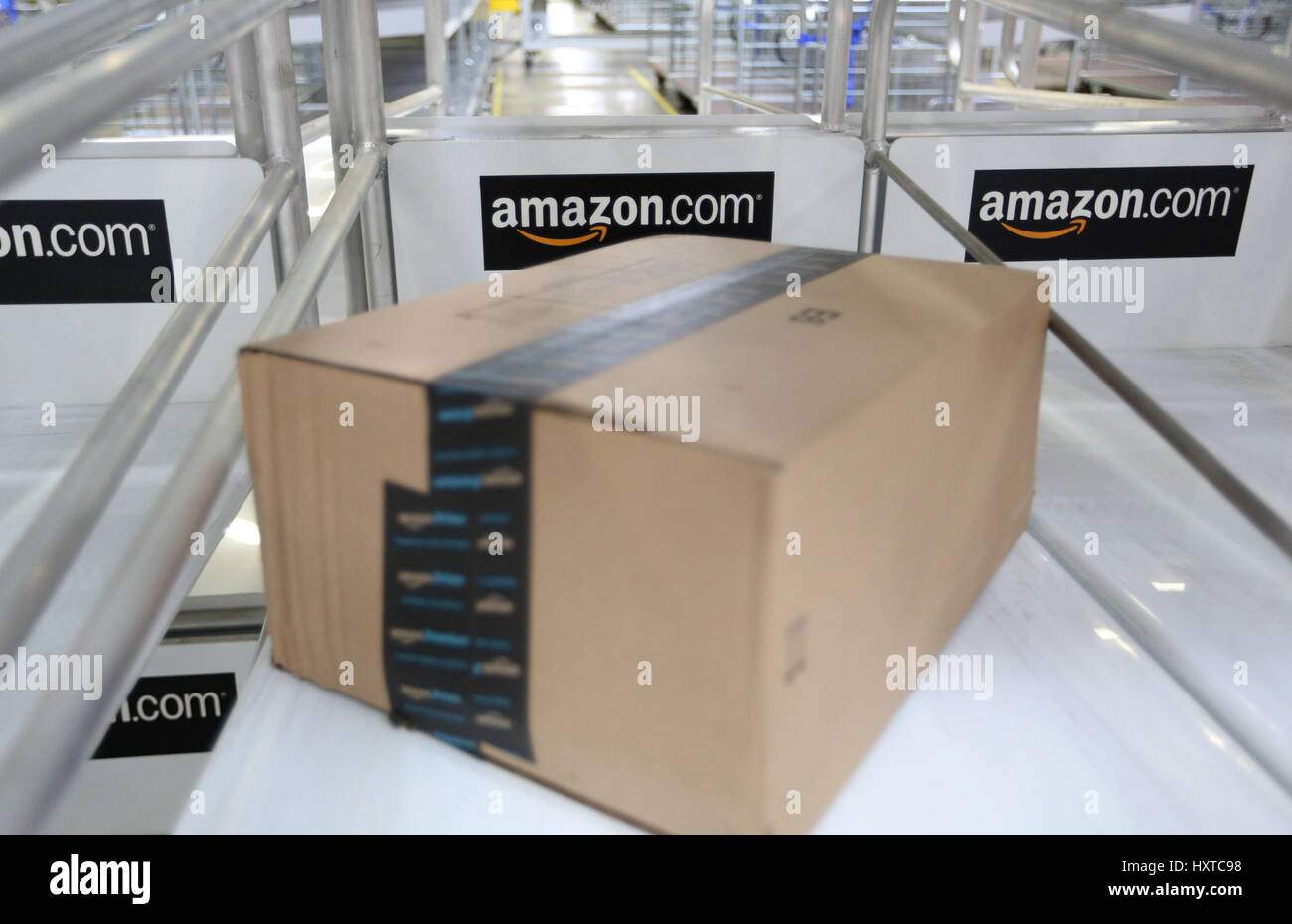 Bochum, Gemrany. 30. März 2017. Ein fertiges Paket mit "Amazon prime" Sticker liegt in das neue Logistikzentrum von Amazon in Bochum, Gemrany, 30. März 2017. Von hier aus liefern Amazon Logistik mehrere Postleitzahlen in Bochum und vierzehn andere Ruhr Region Stadt am selben Tag wie Bestellungen aufgegeben werden. Das neue Logistikzentrum von Amazon Logistik ist 8.300 Quadratmetern und beschäftigt rund 60 Mitarbeiter. Foto: Ina Fassbender/Dpa/Alamy Live News Stockfoto
