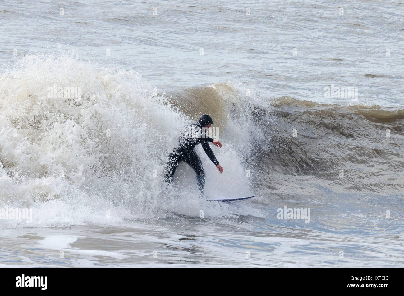 West Bay, Dorset, UK. 30. März 2017. Großbritannien Wetter. Ein Surfer, das Beste aus der gute Surfbedingungen an West Bay in Dorset an einem warmen sonnigen Abschnitten. Bildnachweis: Graham Hunt/Alamy Live-Nachrichten Stockfoto