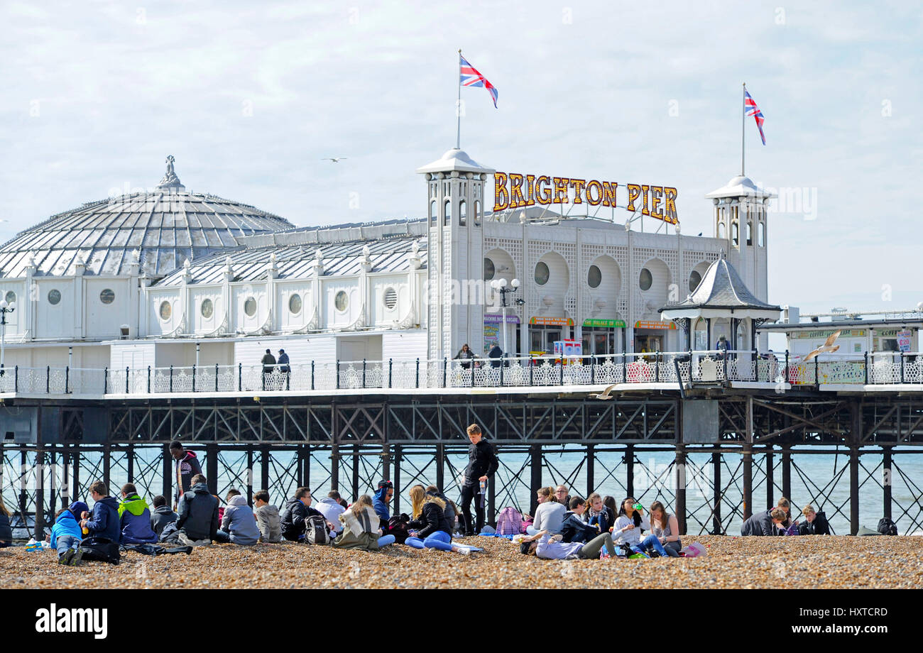 Brighton, UK. 30. März 2017. Brighton Meer und Strand ist beschäftigt am wärmsten Tag des Jahres so weit mit Temperaturen so hoch wie 21 Grad Celsius in einigen Teilen des Landes Fotografie von Simon Dack Credit erreichen: Simon Dack/Alamy Live News Stockfoto