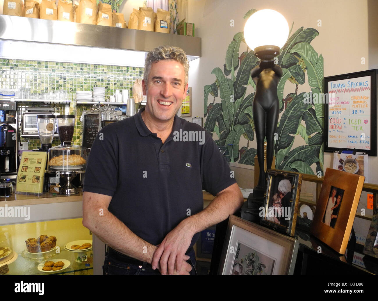 Michael LaRue, Gründer des Café "Rue la Rue", die der US-TV-Show 'Golden Girls', in New York, USA, 29. März 2017 gewidmet wurde. Das Café bietet auch Fischgerichte Rezepte aus der beliebten Sitcom, einschließlich das 16-Stunden-Lasagne "von Sophia und"Betty White Cake"mit Kokosflocken. Foto: Johannes Schmitt-Tegge/dpa Stockfoto