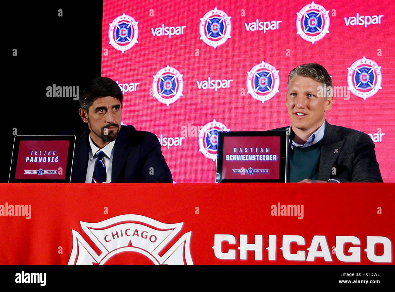 Deutscher Fußballspieler Bastian Schweinsteiger (R) und Veljko Paunovic (L), Trainer der US-Fußball-Club Chicago Fire, besuchen eine Pressekonferenz in Chicago, Illinois, USA, 29. März 2017. Schweinsteiger hat Chicago Fire von Manchester United übertragen. Foto: Ting Shen/dpa Stockfoto