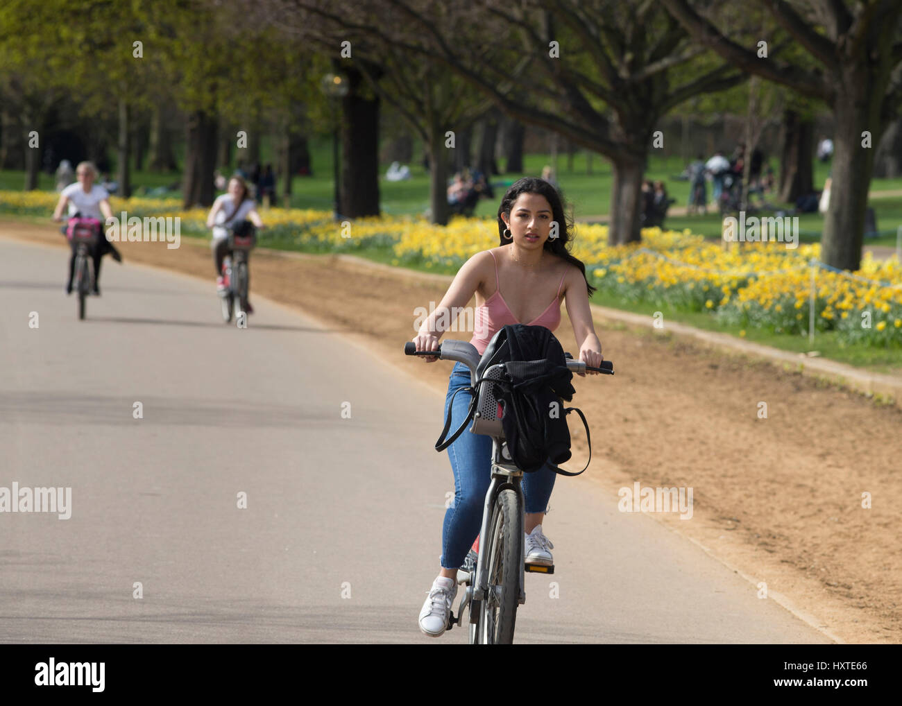 London, UK. 30. März 2017. Menschen genießen das schöne Wetter im Hyde Park, London. Bildnachweis: Sebastian Remme/Alamy Live-Nachrichten Stockfoto