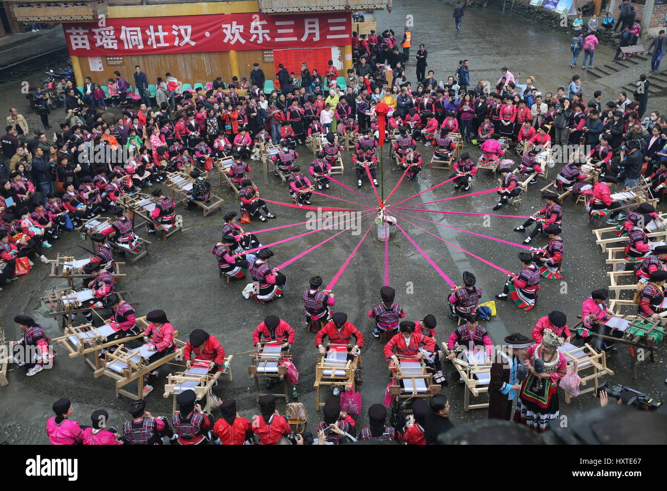 Guilin, China autonomen Region Guangxi Zhuang. 30. März 2017. Menschen der Volksgruppe der Yao machen Yao Kostüm um das Sanyuesan-Festival in Huangluo Yao Dorf von Longji Township, Süd-China Autonome Region Guangxi Zhuang, 30. März 2017 zu feiern. Menschen in China feiern die Sanyuesan am Dienstag, am dritten Tag des dritten Mondmonats. Bildnachweis: Wang Zichuang/Xinhua/Alamy Live-Nachrichten Stockfoto