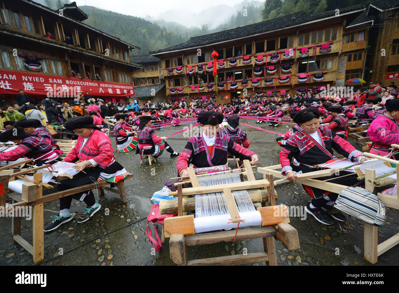 Guilin, China autonomen Region Guangxi Zhuang. 30. März 2017. Menschen der Volksgruppe der Yao machen Yao Kostüme auf dem Sanyuesan Festival in Huangluo Yao Dorf von Longji Township, Süd-China Autonome Region Guangxi Zhuang, 30. März 2017 feiern. Menschen in China feiern die Sanyuesan am Dienstag, am dritten Tag des dritten Mondmonats. Bildnachweis: Pan Zhixiang/Xinhua/Alamy Live-Nachrichten Stockfoto