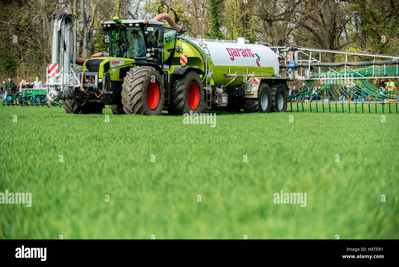 Ein Traktor, ausgestattet mit einem Tropf-Schlauch-Boom breitet sich  organischen Dnger auf einem Feld in der Nhe von Salzgitter im Bundesland  Niedersachsen, 30. Mrz 2017. Der Landwirtschaftskammer im Staat hat Bauern  zu einer