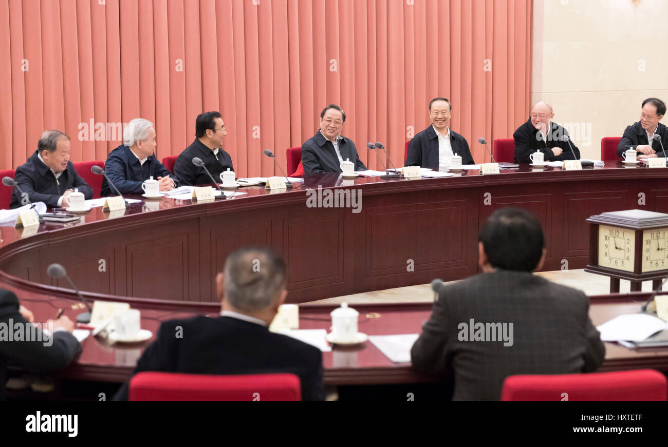 Peking, China. 30. März 2017. Yu Zhengsheng (C), Vorsitzender des chinesischen Volkes politischen Beratenden Konferenz (CPPCC) National Committee, leitet eine zweiwöchentliche Beratungsgespräch über Möglichkeiten zur Verbesserung der Regulierung des elektronischen Geschäftsverkehrs in Peking, Hauptstadt von China, 30. März 2017. Bildnachweis: Ding Haitao/Xinhua/Alamy Live-Nachrichten Stockfoto