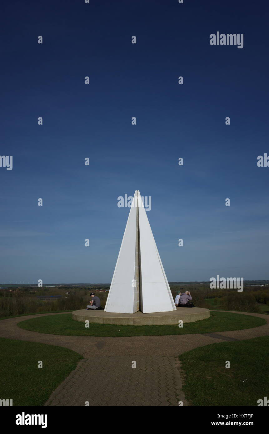 Milton Keynes, UK. 30 Mär, 2017. UK Wetter. Ein sonnigen Tag am Licht Pyramide Skulptur von Liliane Lijn in Campbell Park, Milton Keynes, Buckinghamshire, England erstellt. Stockfoto