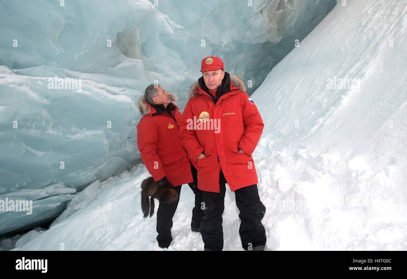 Alexandra Land, Russland. 29. März 2017. Russischen Präsidenten Vladimir Putin und Verteidigungsminister Sergei Shoigu, links, ein Eis Höhle in den polaren Flieger Gletscher während eines Besuchs in Alexandra Land 29. März 2017 im Archipel Franz-Josef-Land, Russland. Putin besucht die abgelegenen arktischen Inseln russischen Ansprüche auf die Regionen natürlichen Ressourcen zu fördern. Bildnachweis: Planetpix/Alamy Live-Nachrichten Stockfoto