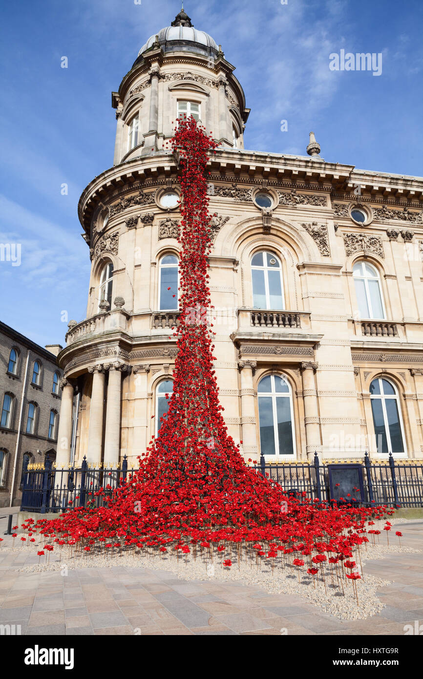 Hull, East Yorkshire, UK. 30. März 2017. Mohn: Weinend Fenster von Paul Cummins Künstler und Designer Tom Piper. Eine Kaskade von mehreren tausend handgemachte Keramik Mohn am Rumpf des Maritime Museum installiert. Bildnachweis: LEE BEEL/Alamy Live-Nachrichten Stockfoto