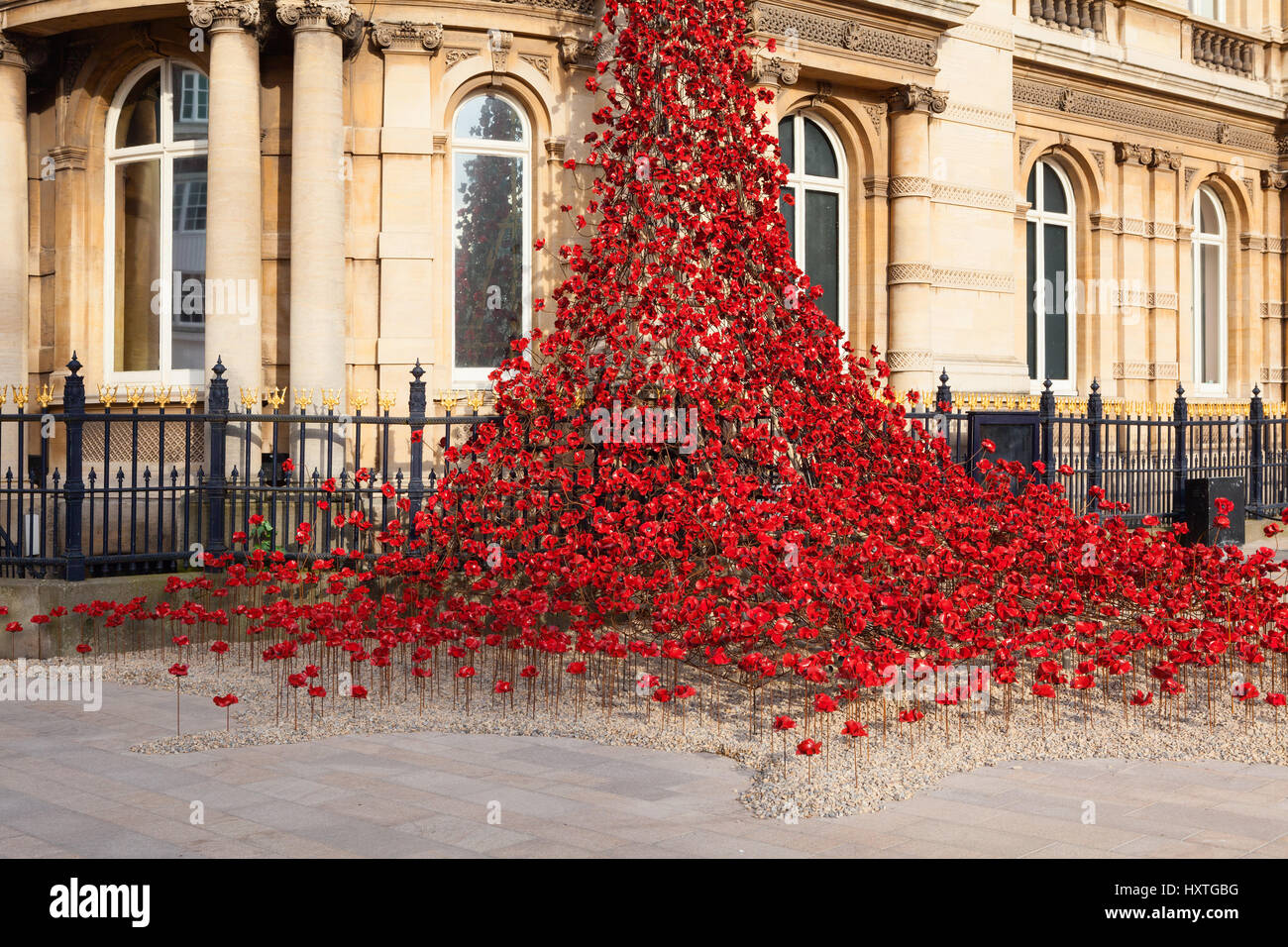 Hull, East Yorkshire, UK. 30. März 2017. Mohn: Weinend Fenster von Paul Cummins Künstler und Designer Tom Piper. Eine Kaskade von mehreren tausend handgemachte Keramik Mohn am Rumpf des Maritime Museum installiert. Bildnachweis: LEE BEEL/Alamy Live-Nachrichten Stockfoto