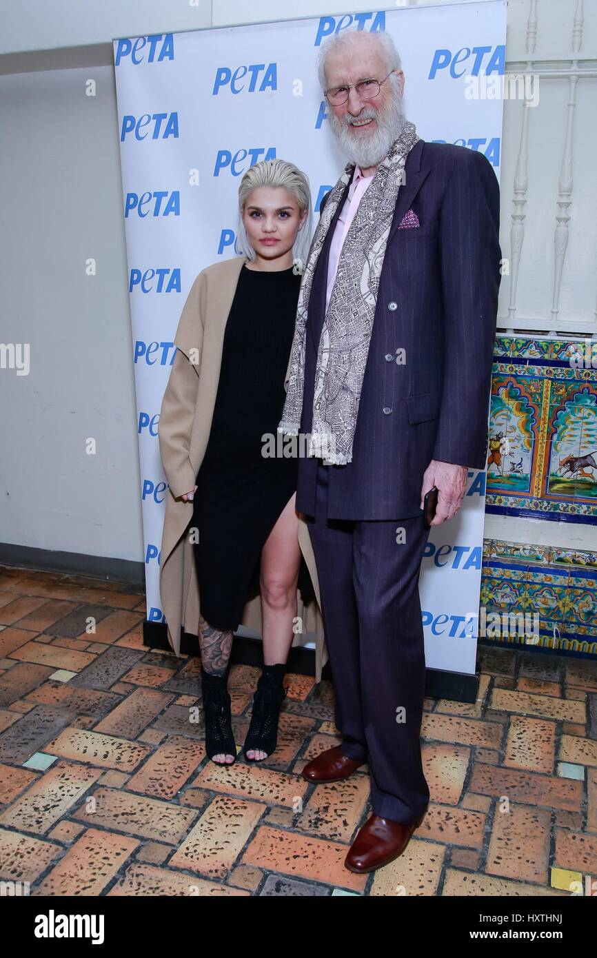 New York, NY, USA. 30. März 2017. Amina blau, James Cromwell auf der Pressekonferenz für Yeezy Modell Amina Blue präsentiert neue PETA Kampagne, West Side YMCA, New York, NY 30. März 2017. Bildnachweis: Jason Mendez/Everett Collection/Alamy Live-Nachrichten Stockfoto