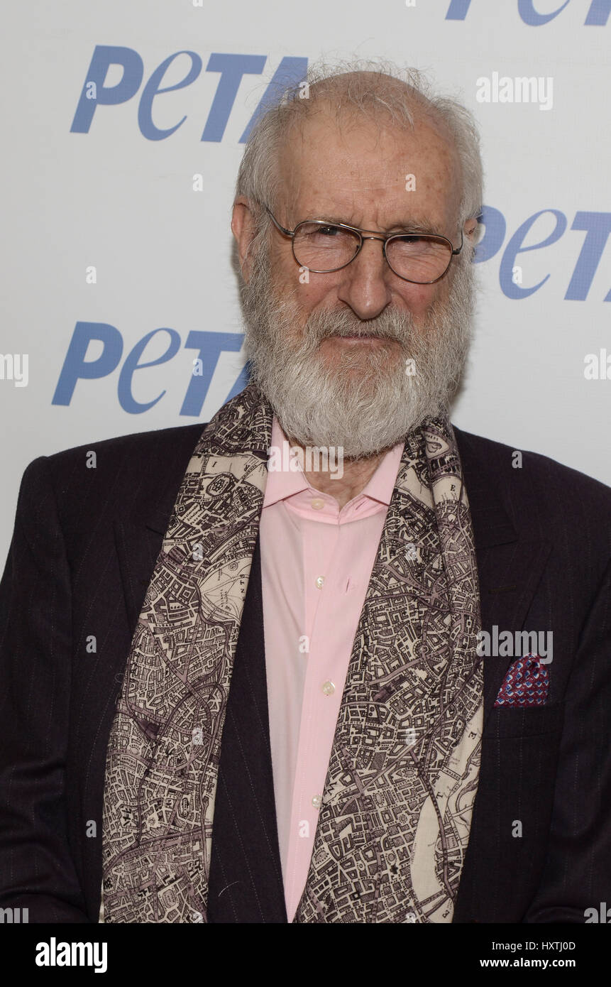 New York, NY, USA. 30. März 2017. James Cromwell besucht Modell Amina blau enthüllen neue PETA-Kampagne im West Side YMCA am 30. März 2017 in New York City. Bildnachweis: Raymond Hagans/Medien Punch/Alamy Live-Nachrichten Stockfoto