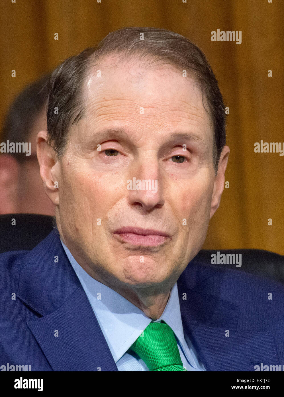 Washington DC, USA. 30. März 2017. Vereinigte Staaten Senator Ron Wyden (Demokrat of Oregon), Fragen der Zeugen während uns Senate Select Committee on Intelligence öffentliche Anhörung mit dem Titel "Desinformation: A Primer in russischen aktive Maßnahmen und Einfluss Kampagnen auf dem Capitol Hill in Washington, DC auf Donnerstag, 30. März 2017. Bildnachweis: Ron Sachs/CNP/MediaPunch/Alamy Live-Nachrichten Stockfoto