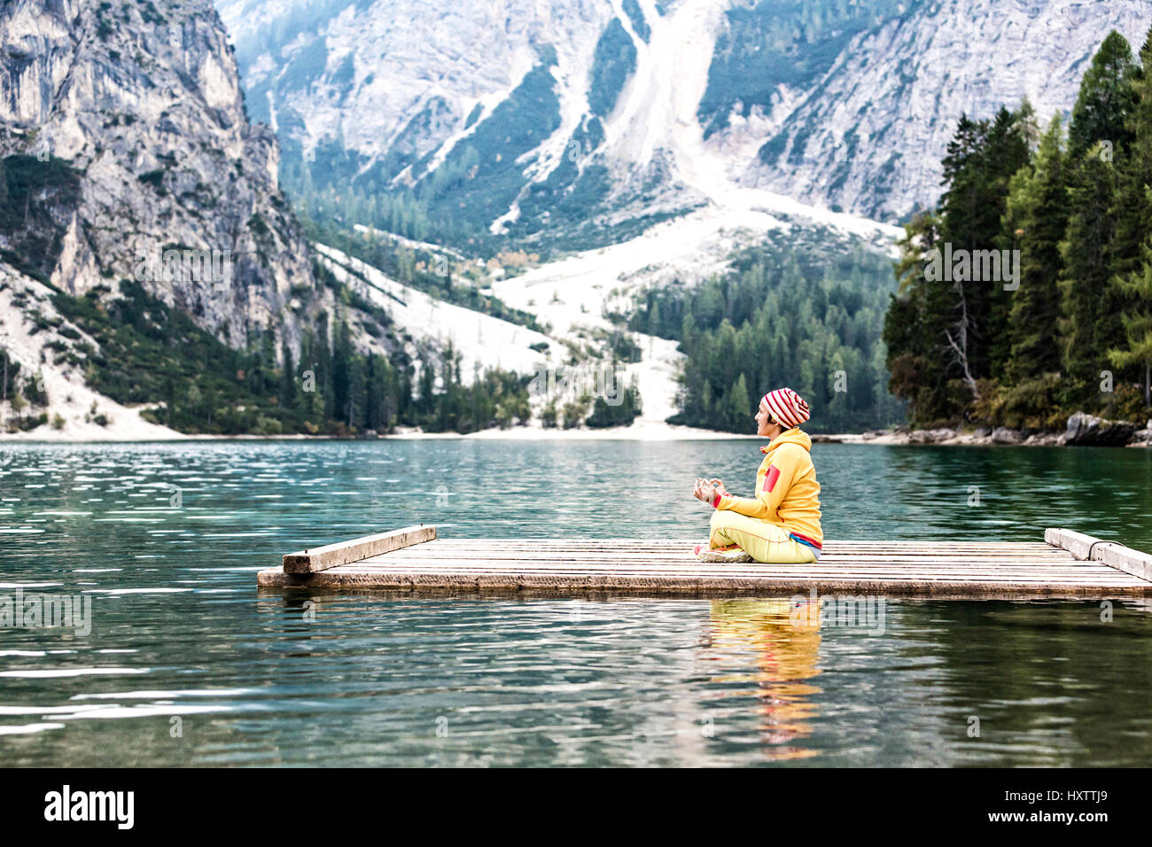 Yoga am See, Lago di Pragser Dolomiten Stockfoto