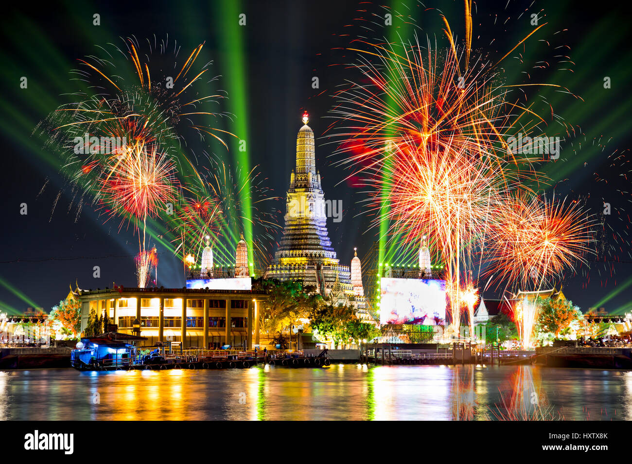 Wat Arun Tempel mit Feuerwerk und Laser Lichteffekte, Countdown 2016 Neujahrsfest in Bangkok Thailand Stockfoto
