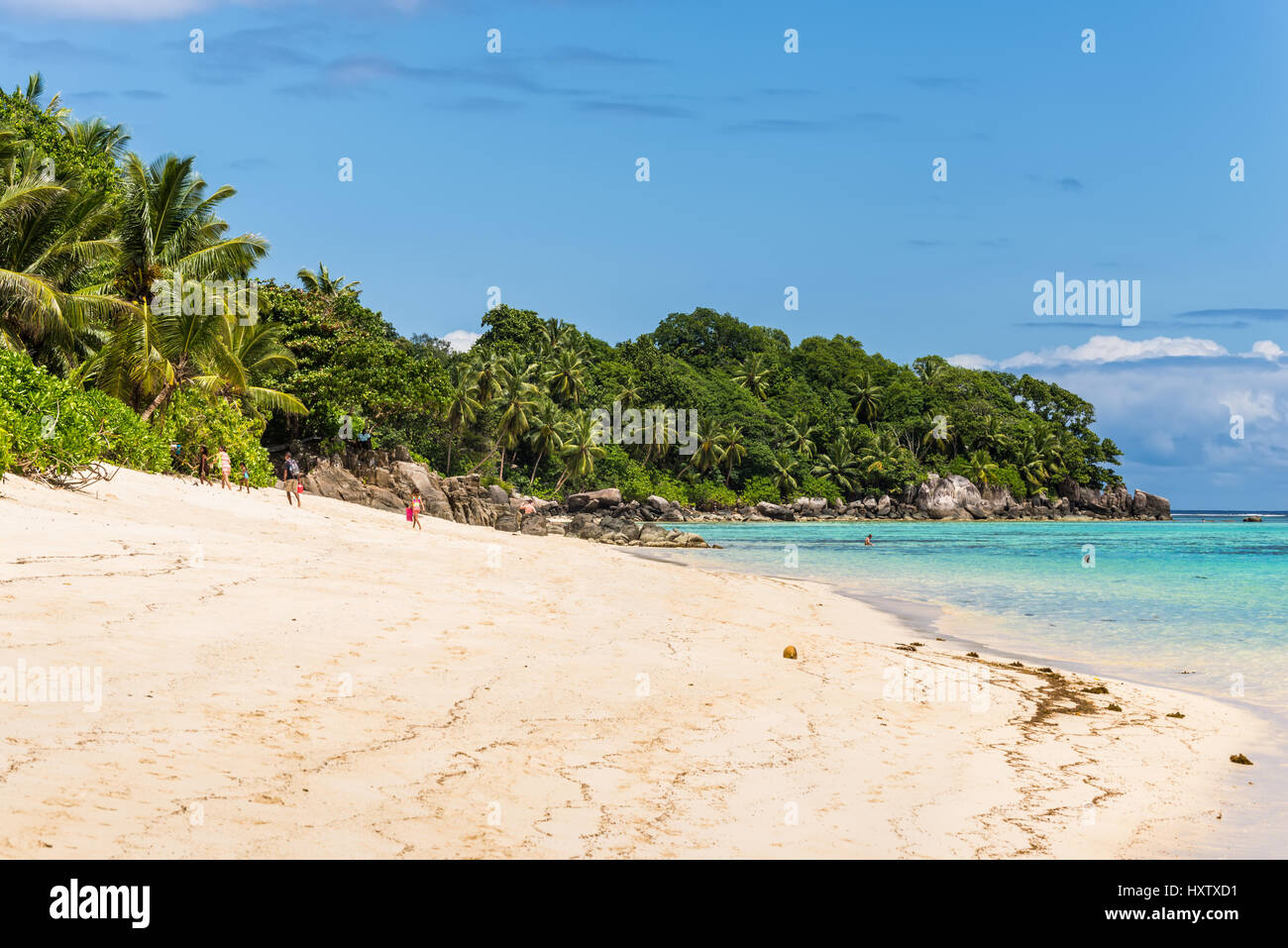 Anse Royale, Mahé, Seychellen - 15. Dezember 2015: Spektakuläre Anse Royale Beach und im Hintergrund einige Leute genießen die Anse Royale Bea Stockfoto