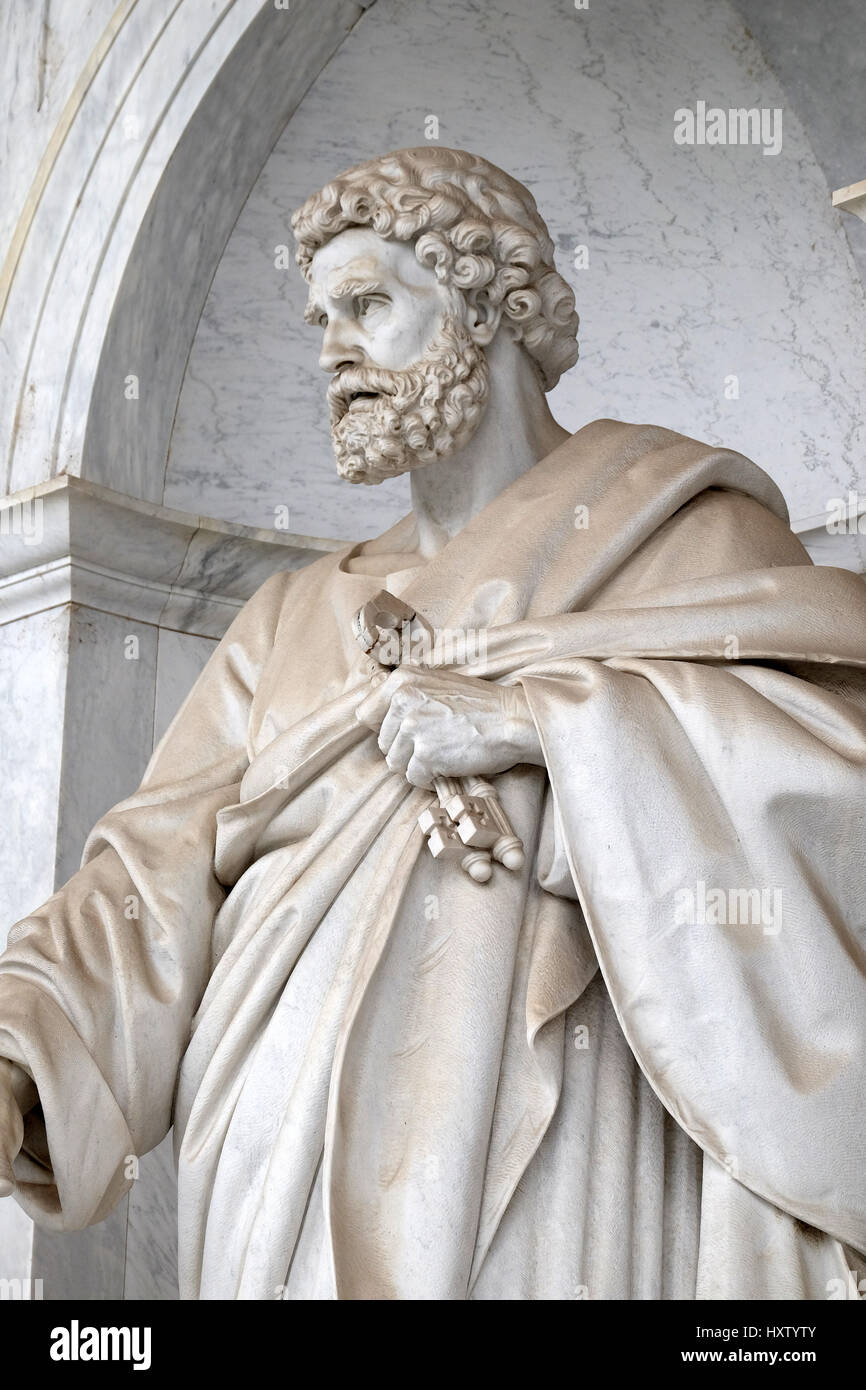 St. Petrus-Statue vor der Basilika Sankt Paul vor den Mauern, Rom, Italien Stockfoto