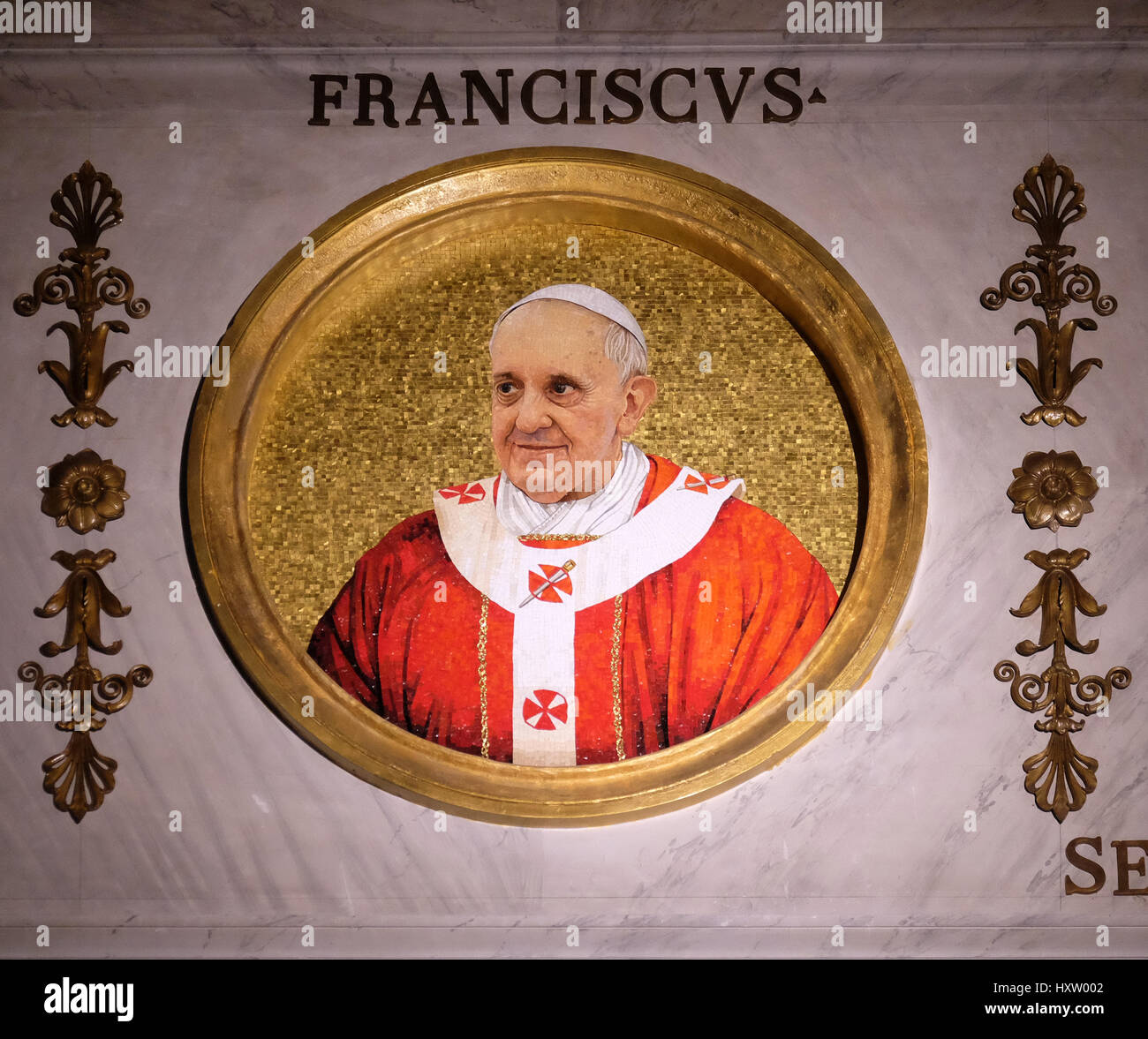 Das Symbol auf der Kuppel mit dem Bild des Papstes Francis, Bergoglio ist der 266. Papst, Basilika Sankt Paul vor Mauern, Rom Stockfoto
