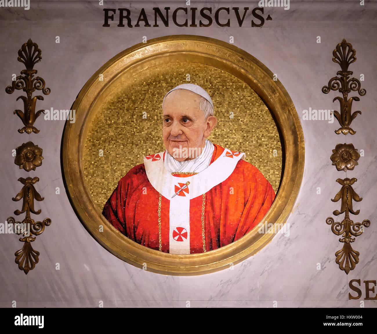 Das Symbol auf der Kuppel mit dem Bild des Papstes Francis, Bergoglio ist der 266. Papst, Basilika Sankt Paul vor Mauern, Rom Stockfoto