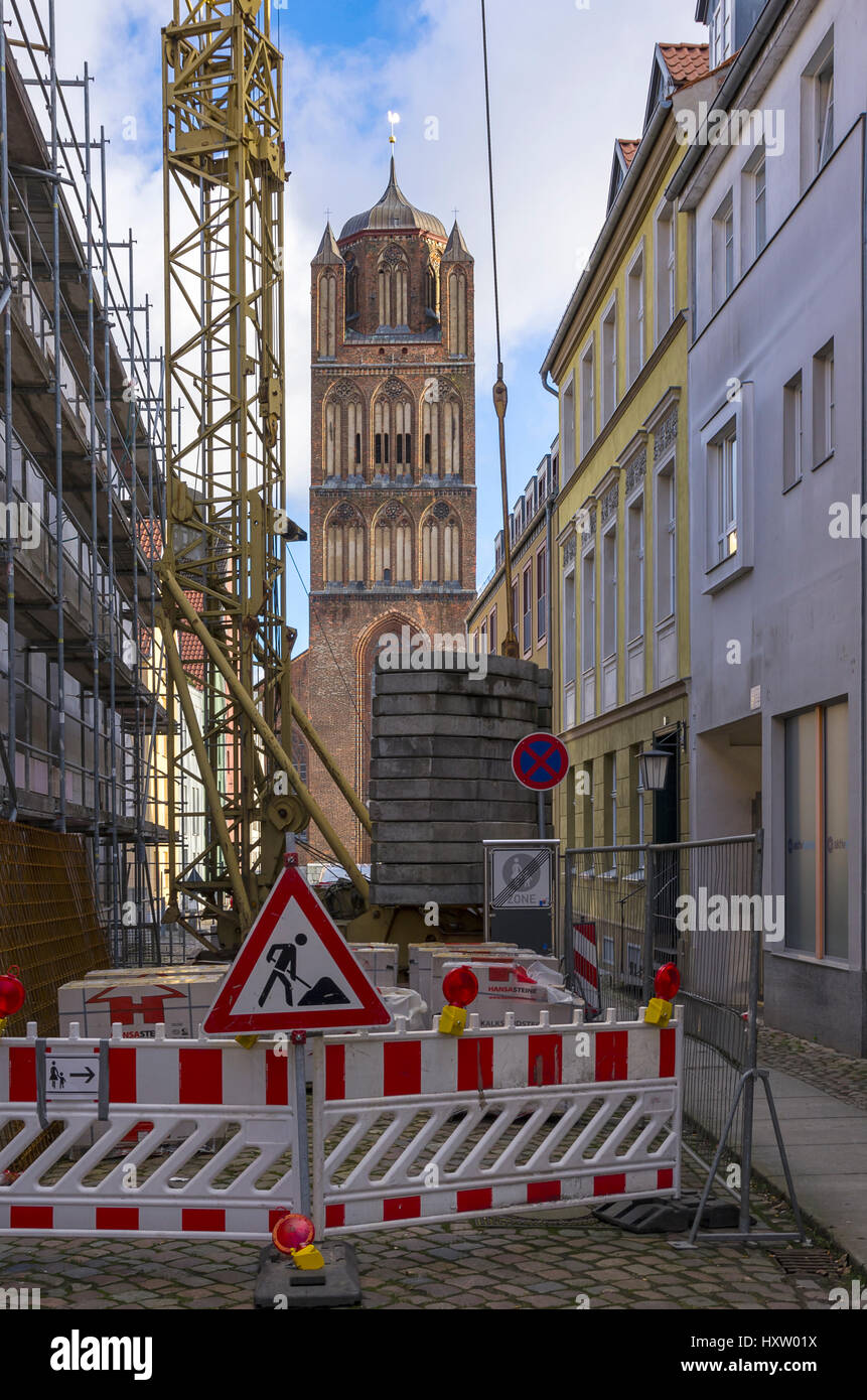 Baustelle mit Kran und Blick auf St. Jakobs Kirche, Hansestadt Stralsund, Mecklenburg-Vorpommern, Deutschland. Stockfoto