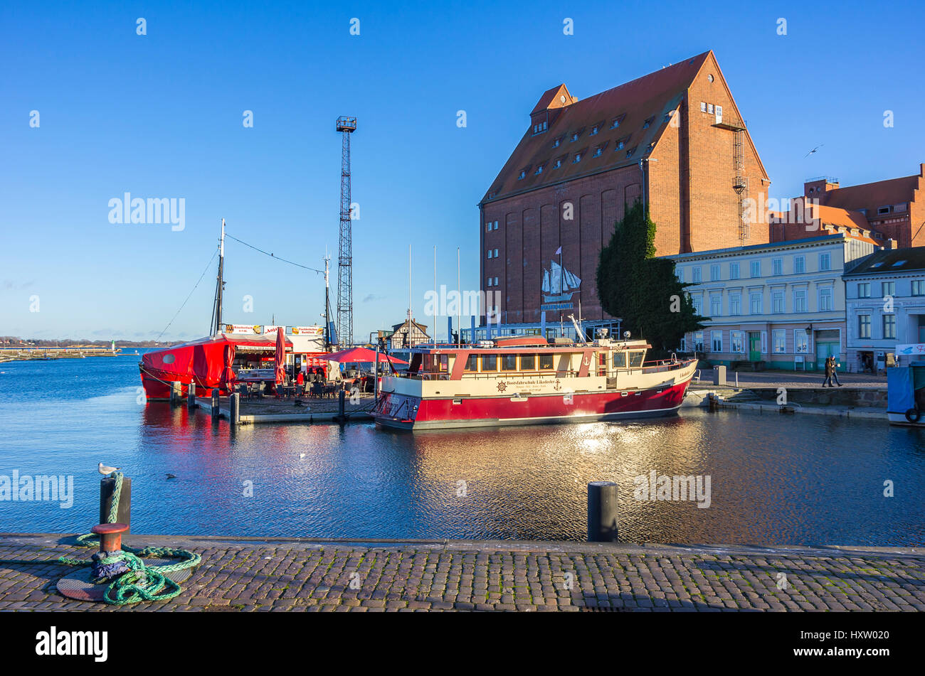 Angelboot/Fischerboot mit Verkaufsstand im Hafen der Hansestadt Stralsund, Mecklenburg-Vorpommern, Deutschland. Stockfoto