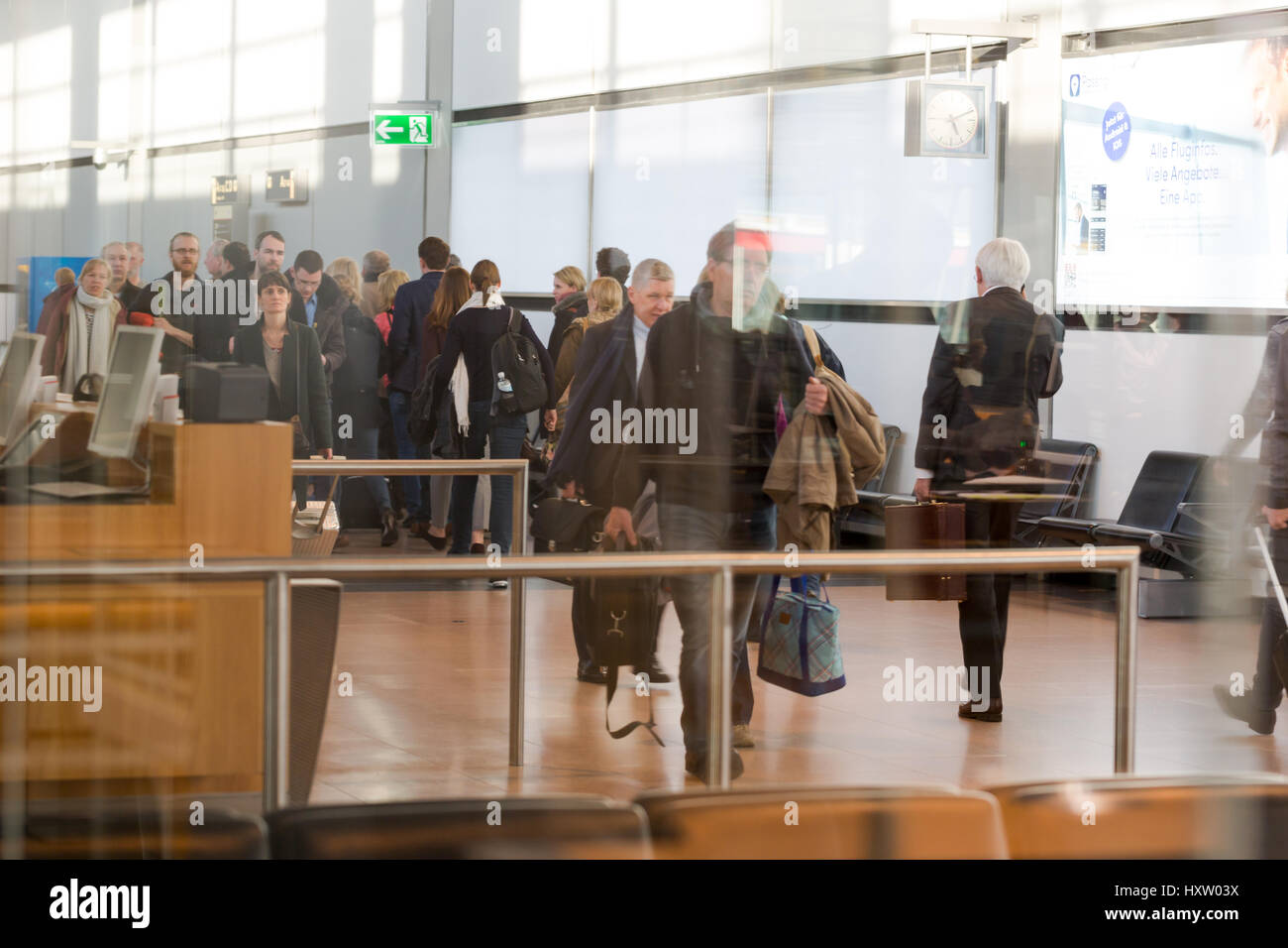 Passagiere am Flughafen Hamburg ins Tor, um das Flugzeug zu bekommen Stockfoto