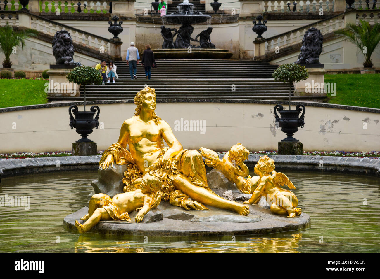 Ettal, Deutschland - 5. Juni 2016: Berühmte Linderhof Palace. Erstaunliche Brunnen Gruppe Flora und Putten. Südwestlichen Bayern, Deutschland Stockfoto