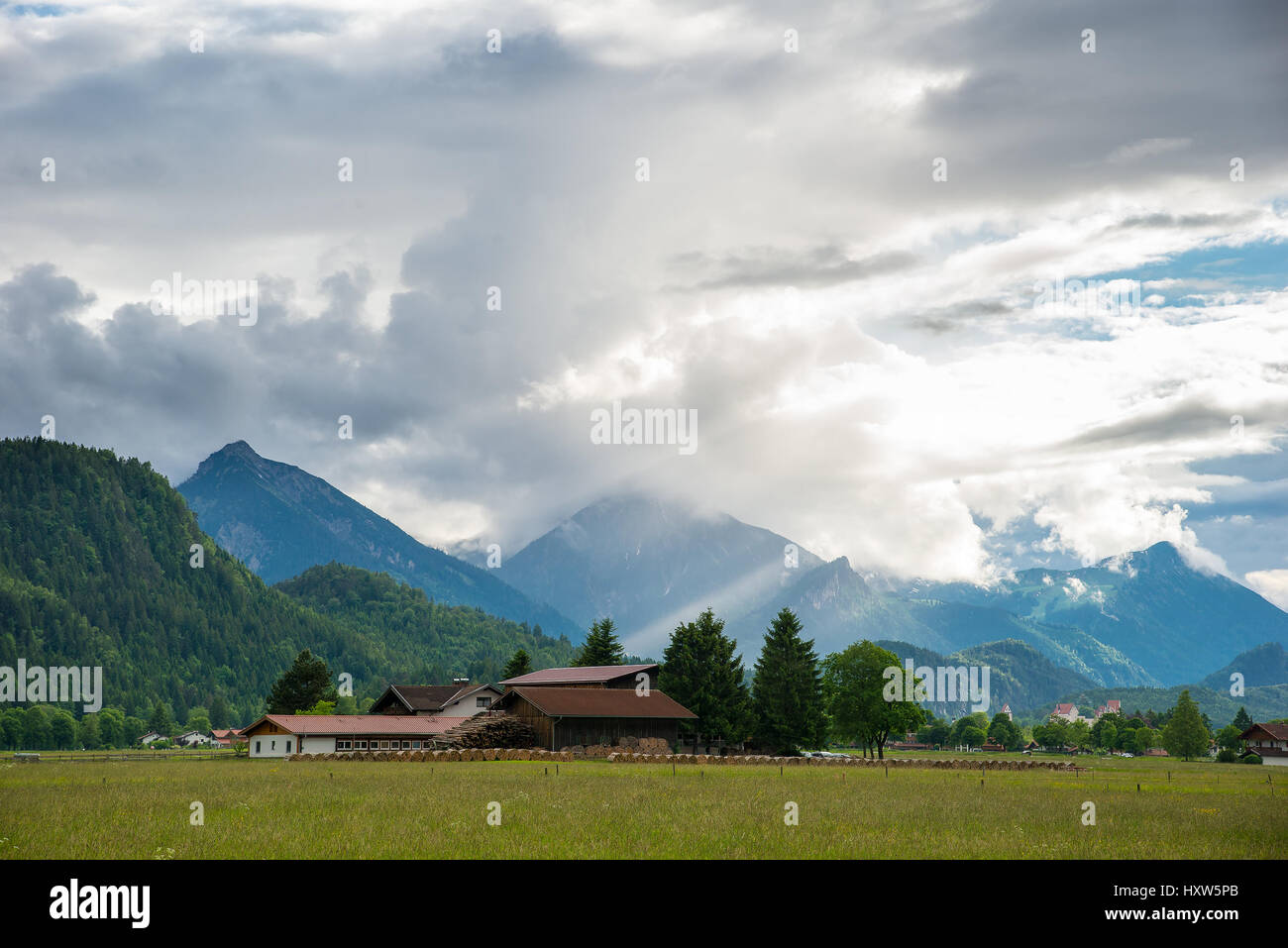 Kleines Dorf in den europäischen Alpen. Bayern, Deutschland. Stockfoto