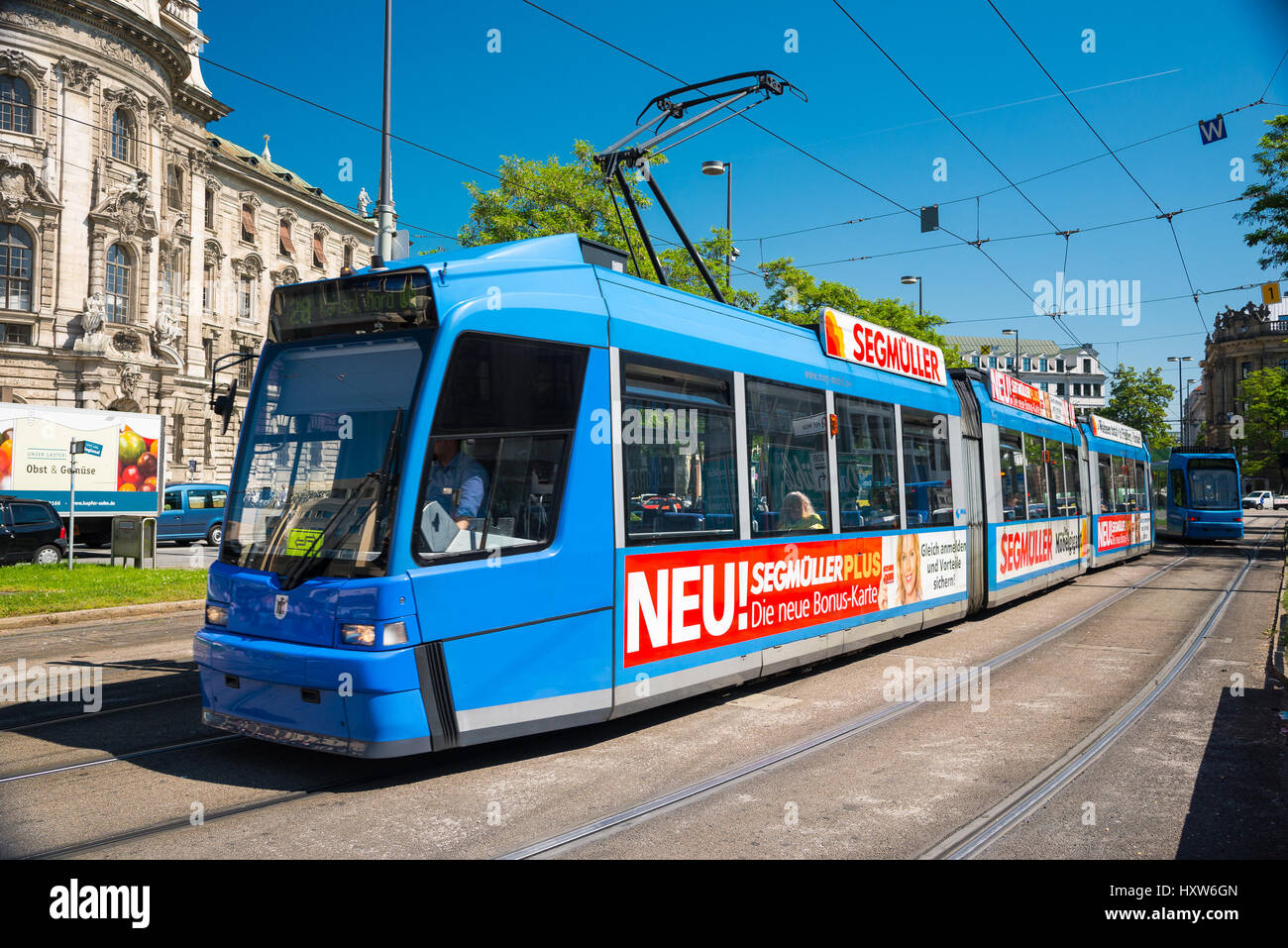 München, Deutschland - 7. Juni 2016: Blaue Tram 28 auf dem Karlsplatz Stachus in München, Bayern, Deutschland Stockfoto