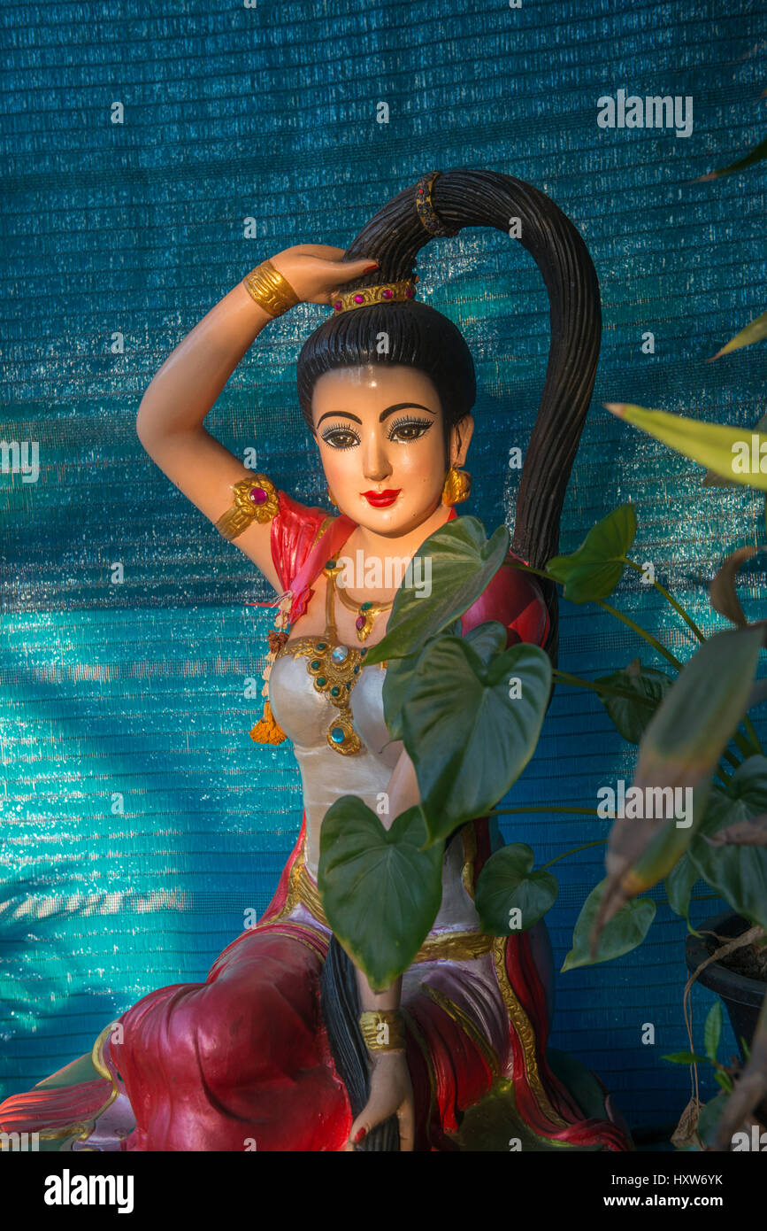 Statue von Nang Kwak - thailändische Göttin von Fülle und Reichtum wird vor einem Geschäft in Phuket, Thailand gesehen. 9. März 2017 Stockfoto