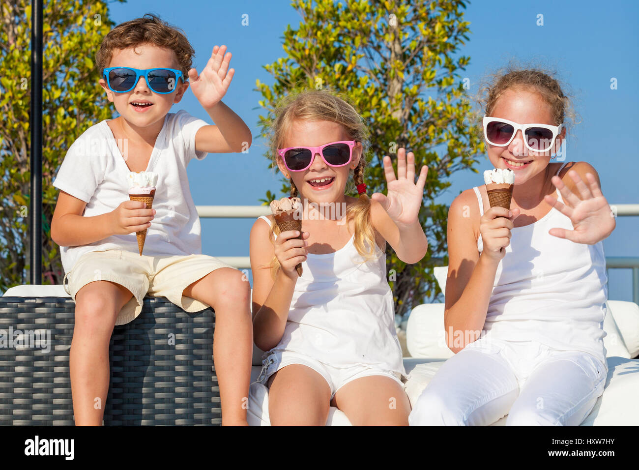 Drei Gluckliche Kinder Eis Essen In Der Nahe Von Schwimmbad Am eszeit Gesunde Ernahrung Konzept Stockfotografie Alamy