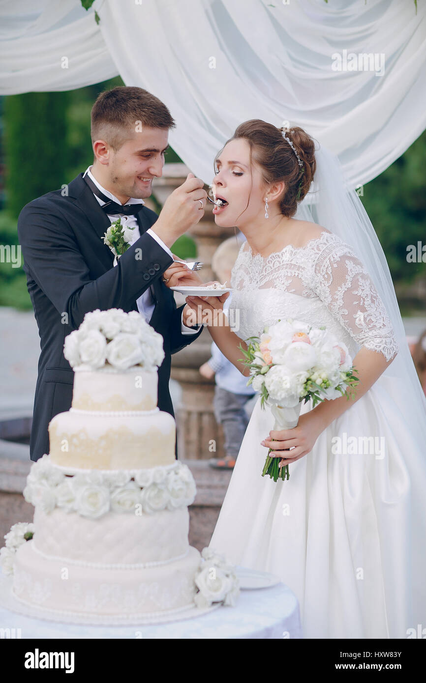 paar mit Hochzeitstorte Stockfoto