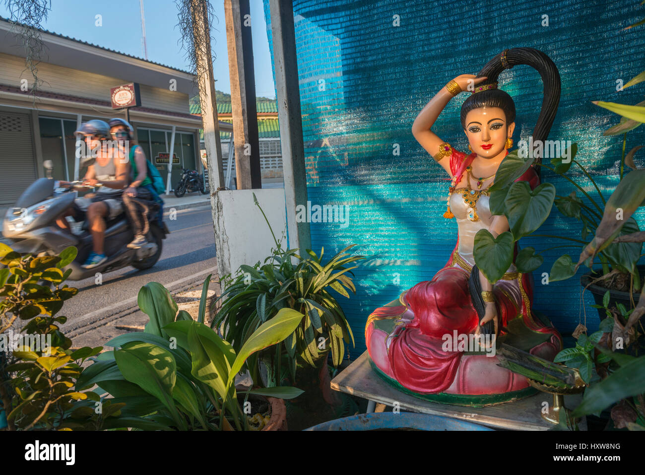 Statue von Nang Kwak - thailändische Göttin von Fülle und Reichtum wird vor einem Geschäft in Phuket, Thailand gesehen. 9. März 2017 Stockfoto