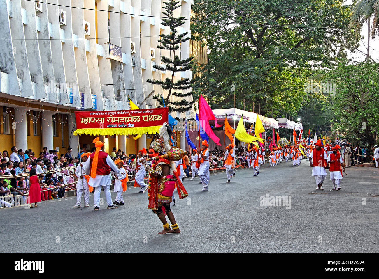 Kulturelle Prozession mit hinduistischen mythologischen Figur bei der traditionellen jährlichen Shigmo Festival Parade, die das kulturelle Erbe von Goa präsentiert Stockfoto