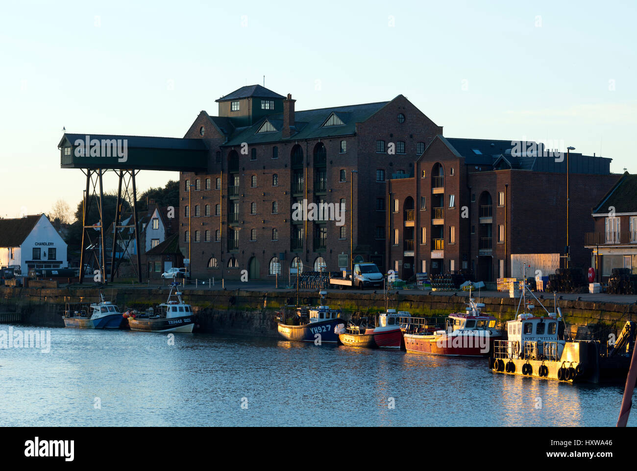 Kai und Getreidespeicher Gebäude in der Morgendämmerung, Wells-Next-the-Sea, Norfolk, England, UK Stockfoto
