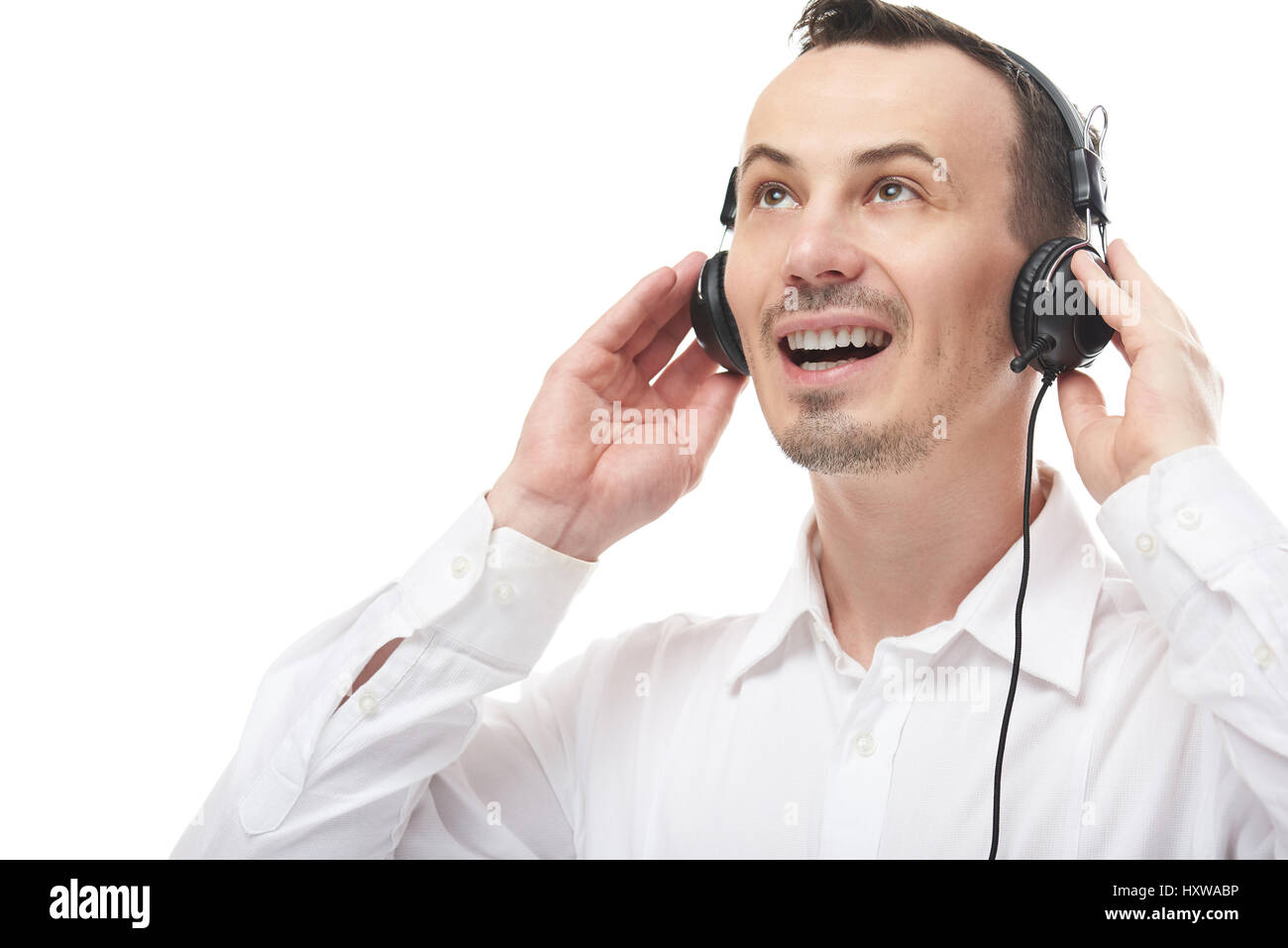 Porträt von lächelnden Mann mit Kopfhörer isoliert auf weißem Hintergrund. Nachschlagen im Callcenter Betreiber Stockfoto