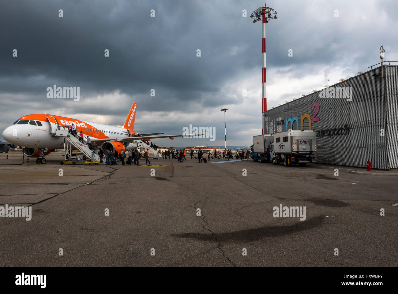 Ein Easyjet Flugzeug aussteigen von Passagieren am Flughafen Marseille, Frankreich Stockfoto