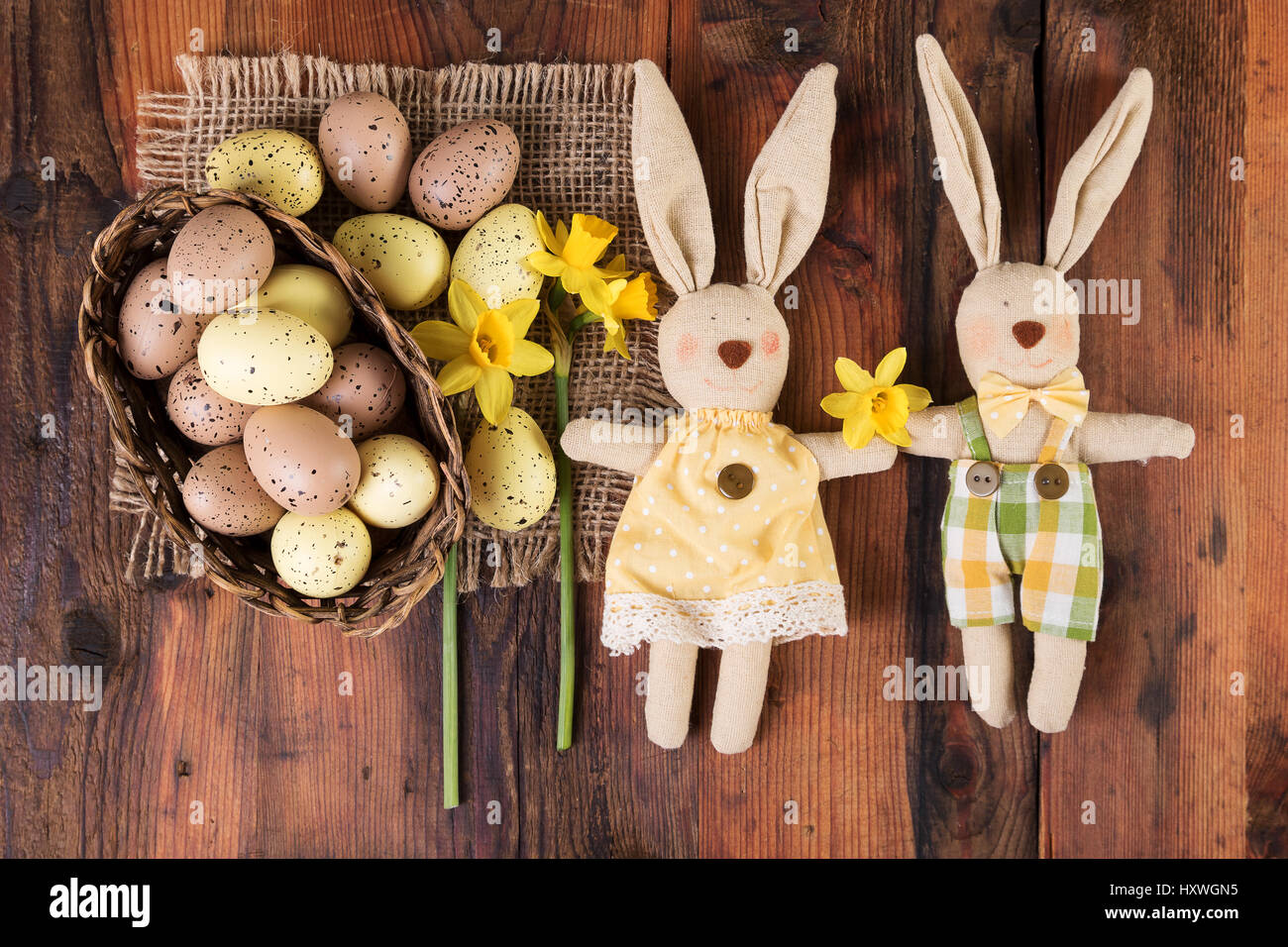 Schöne süße Hase Osterdekoration in Altholz. Ostern Vintage Stillleben; Ansicht von oben Stockfoto