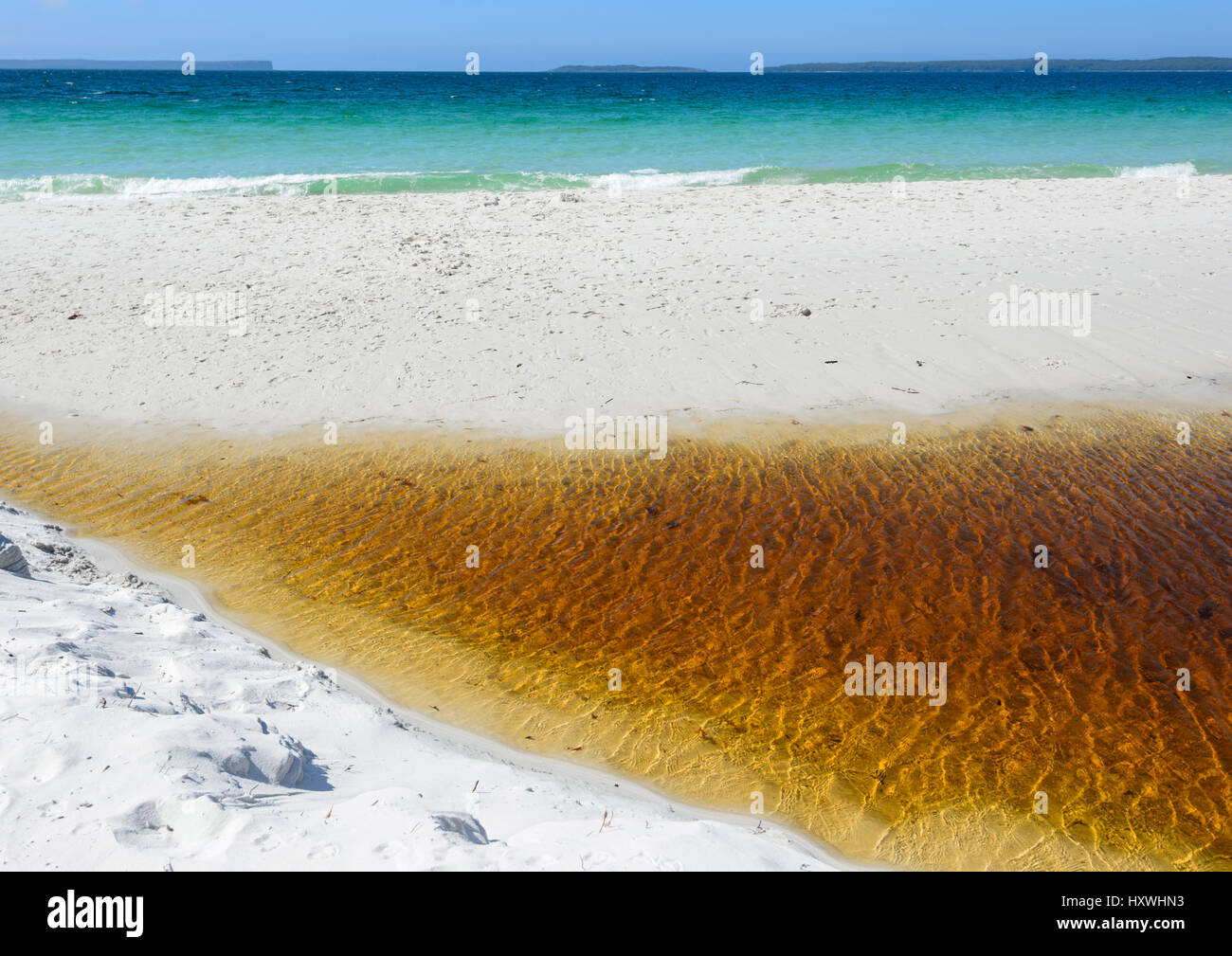 Abstrakte Muster Hyams Beach, Jervis Bay, zeigt Kontrast zwischen weißem Sand, Tannin gebeizte Creek und türkis Wasser, New-South.Wales Austral Stockfoto