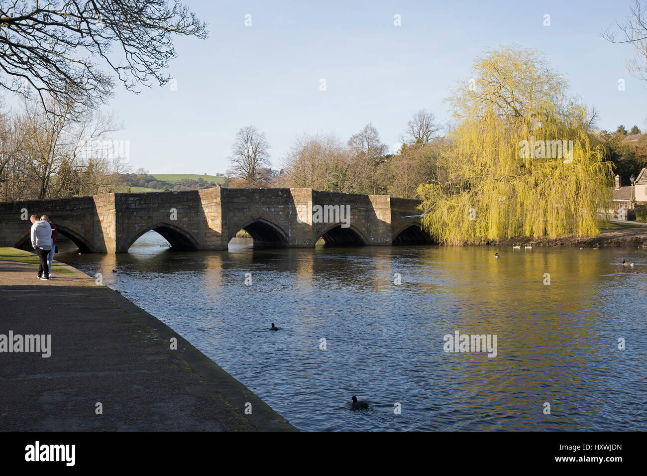 Mittelalterliche fünf-gewölbte Steinbrücke über den Fluss Wye in Bakewell Derbyshire Stockfoto