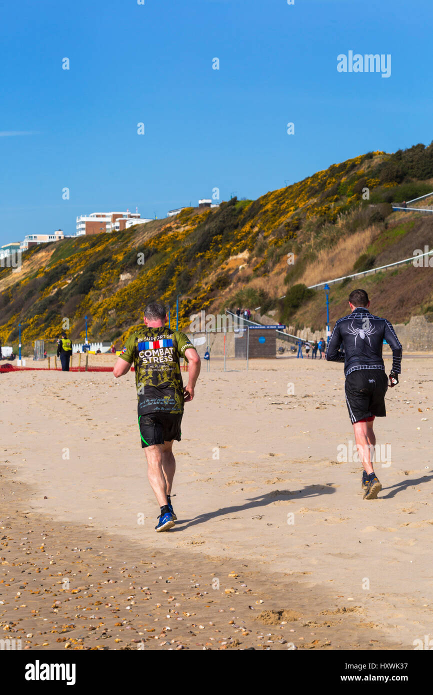 Männer, die Teilnahme an Sandsturm herausfordern zur Unterstützung gegen Stress die Veteranen psychischen Gesundheit Nächstenliebe in Bournemouth im März Stockfoto