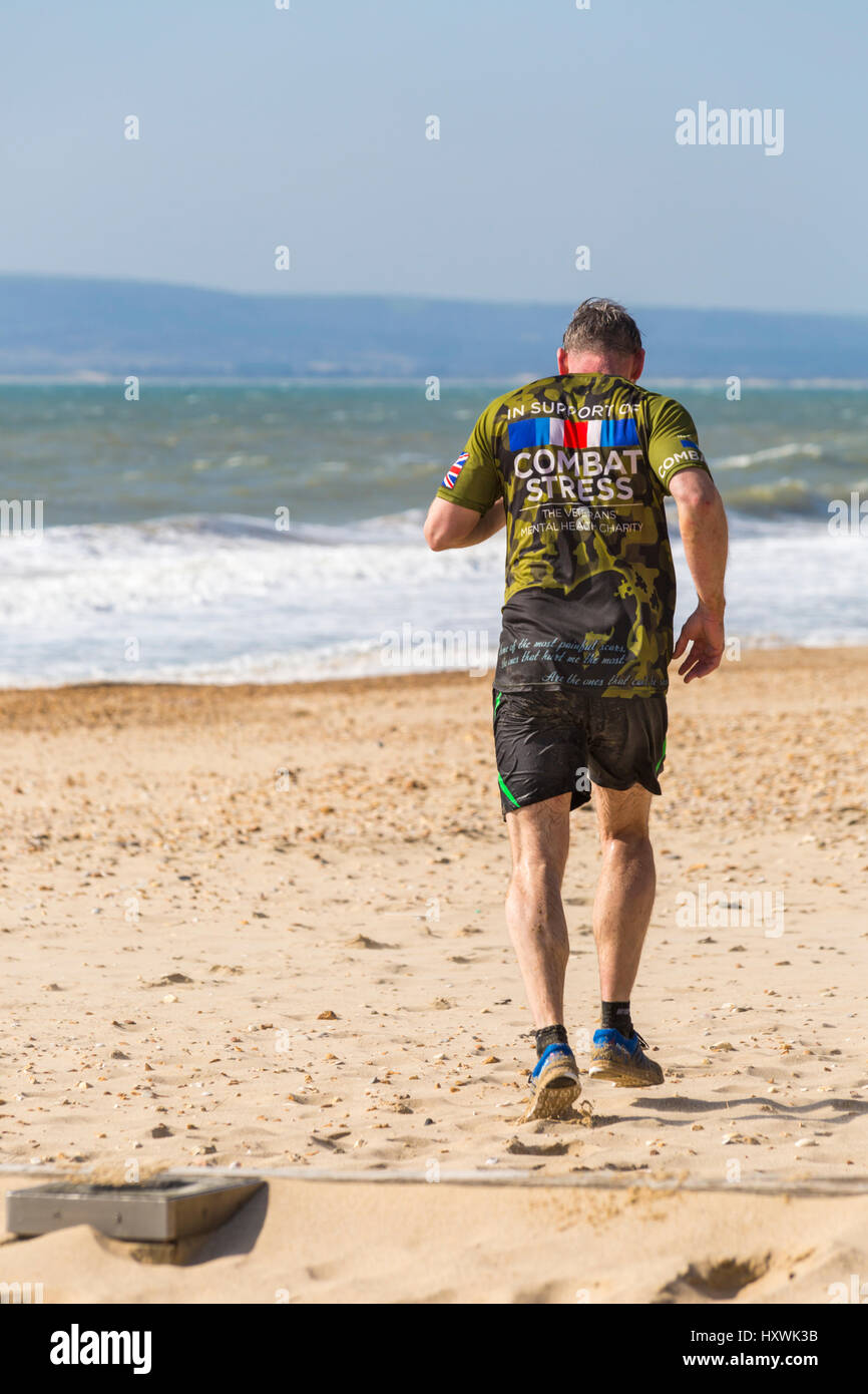 Mann an Sandsturm Herausforderung zur Unterstützung gegen Stress die Veteranen psychischen Gesundheit Nächstenliebe in Bournemouth im März Stockfoto